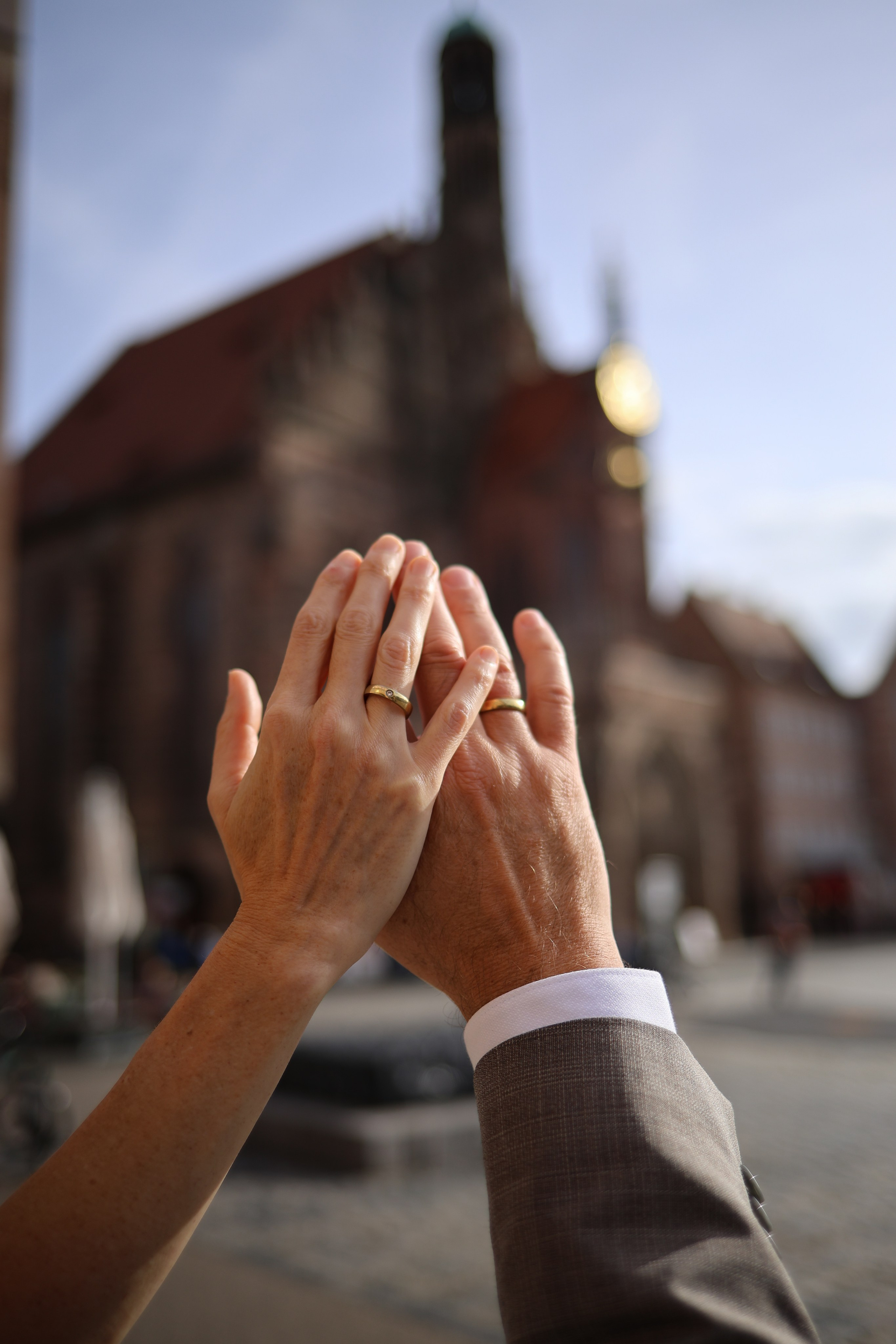 Hochzeitfotografie in Nürnberg - Detailfoto - Frischverheiratete und ihre Trauringe an der Marienkirche  