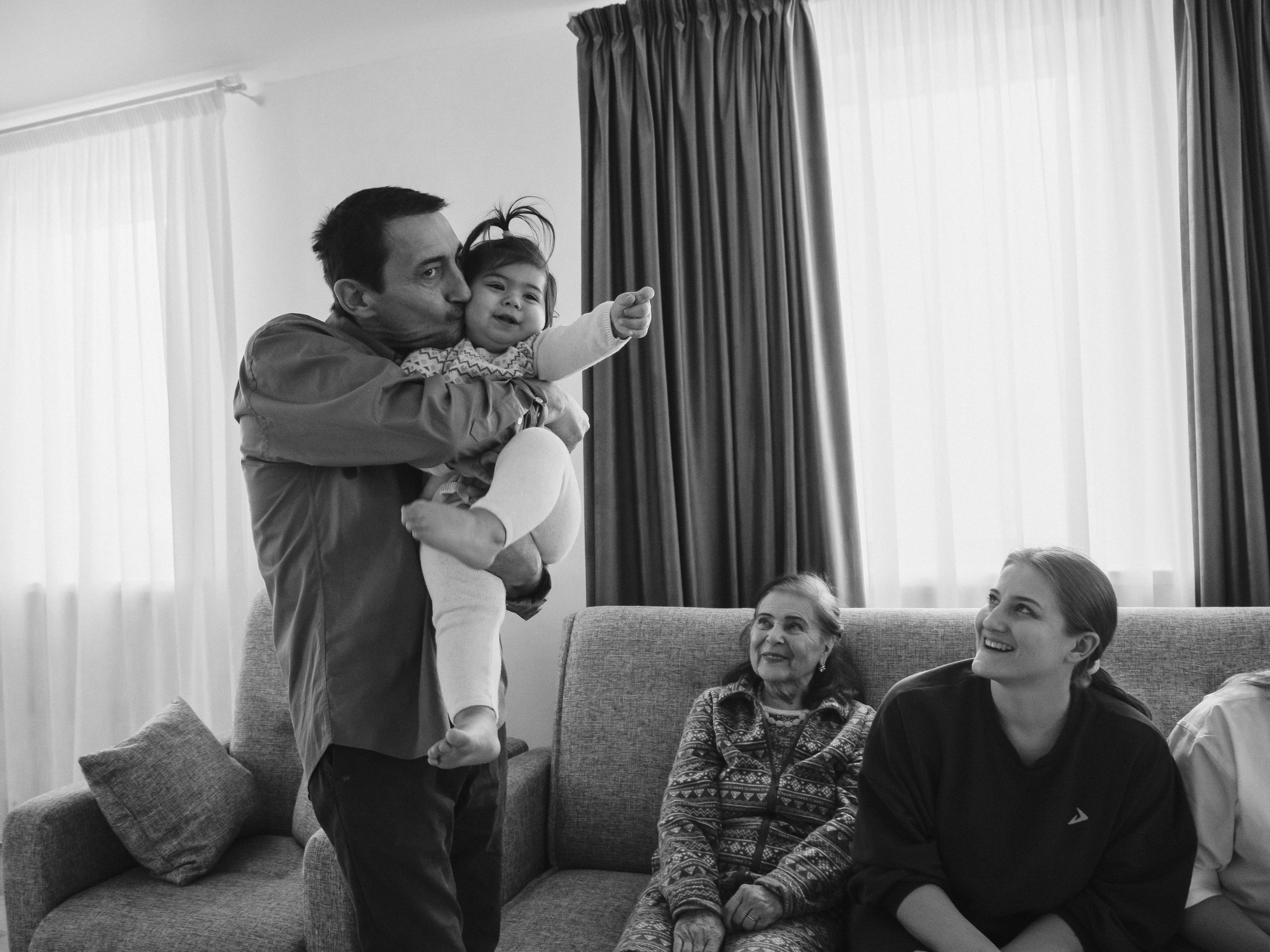 Lida & her family. Photographer in Los Angeles. Julia Ishmuratova