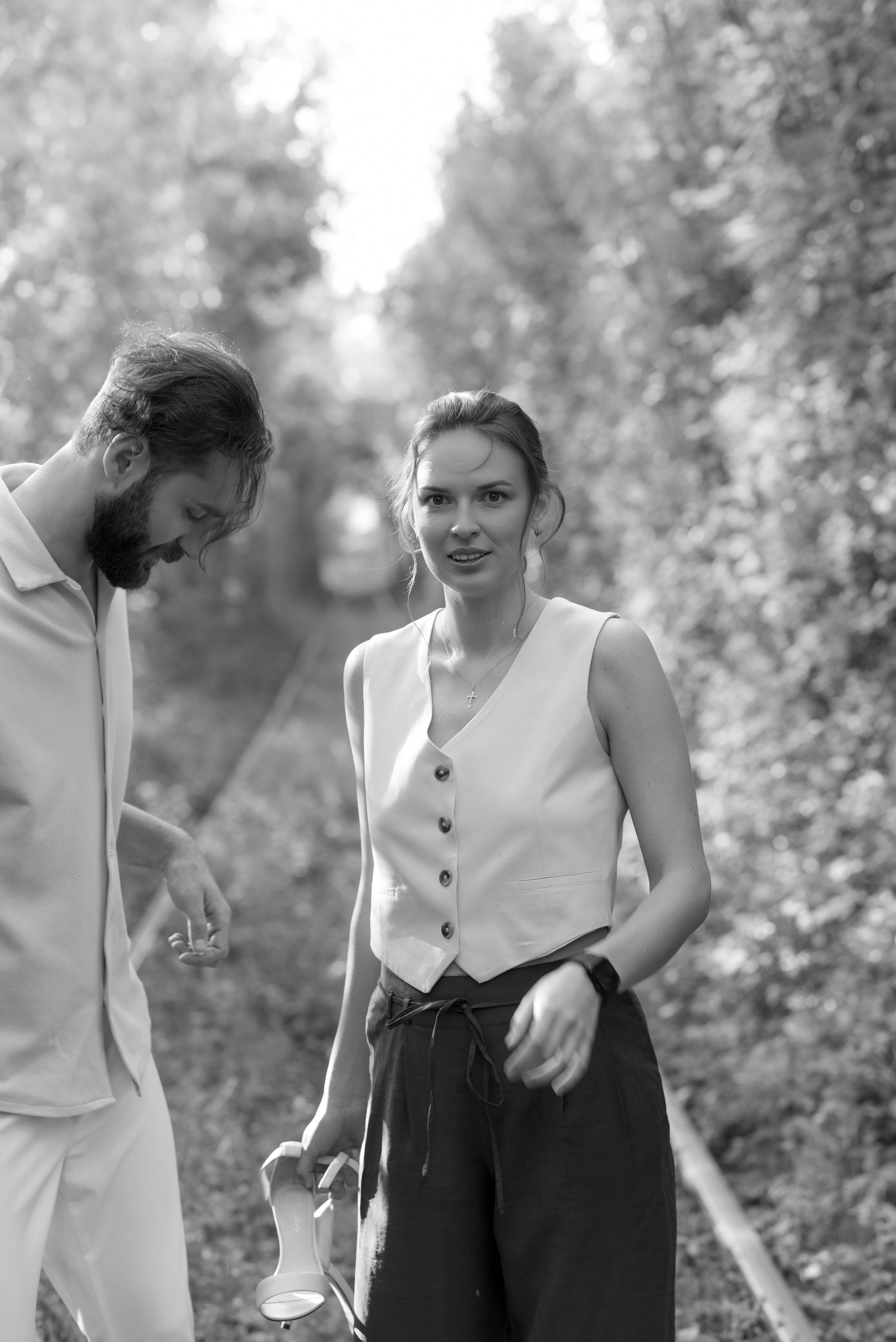 Фотограф в Анталии, портрет влюблённой пары в лиственном тунеле, естественные эмоции