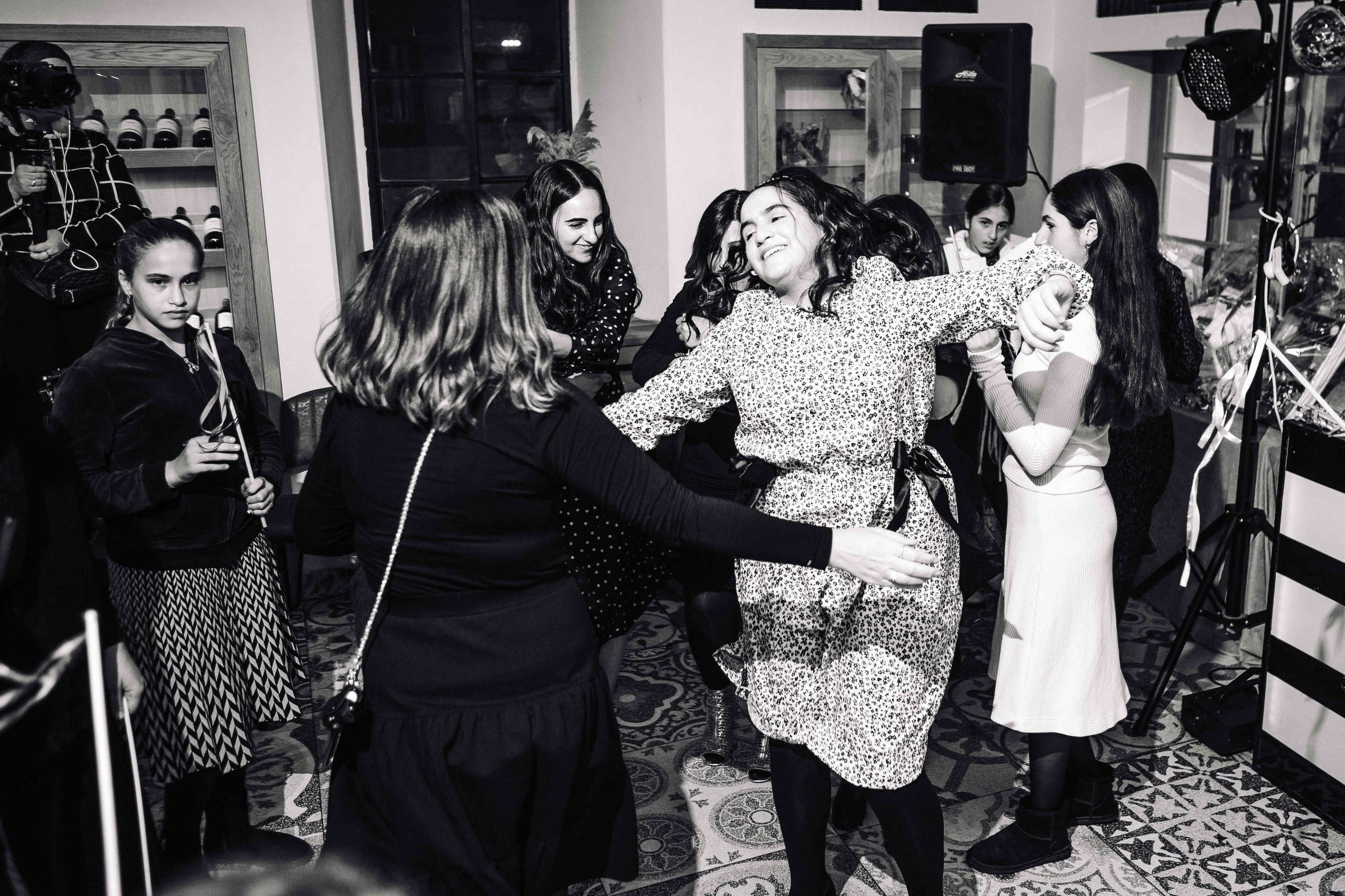 PARTY IN A RESTAURANT WITH THE WHOLE FAMILY. Https://shi-photo.com/