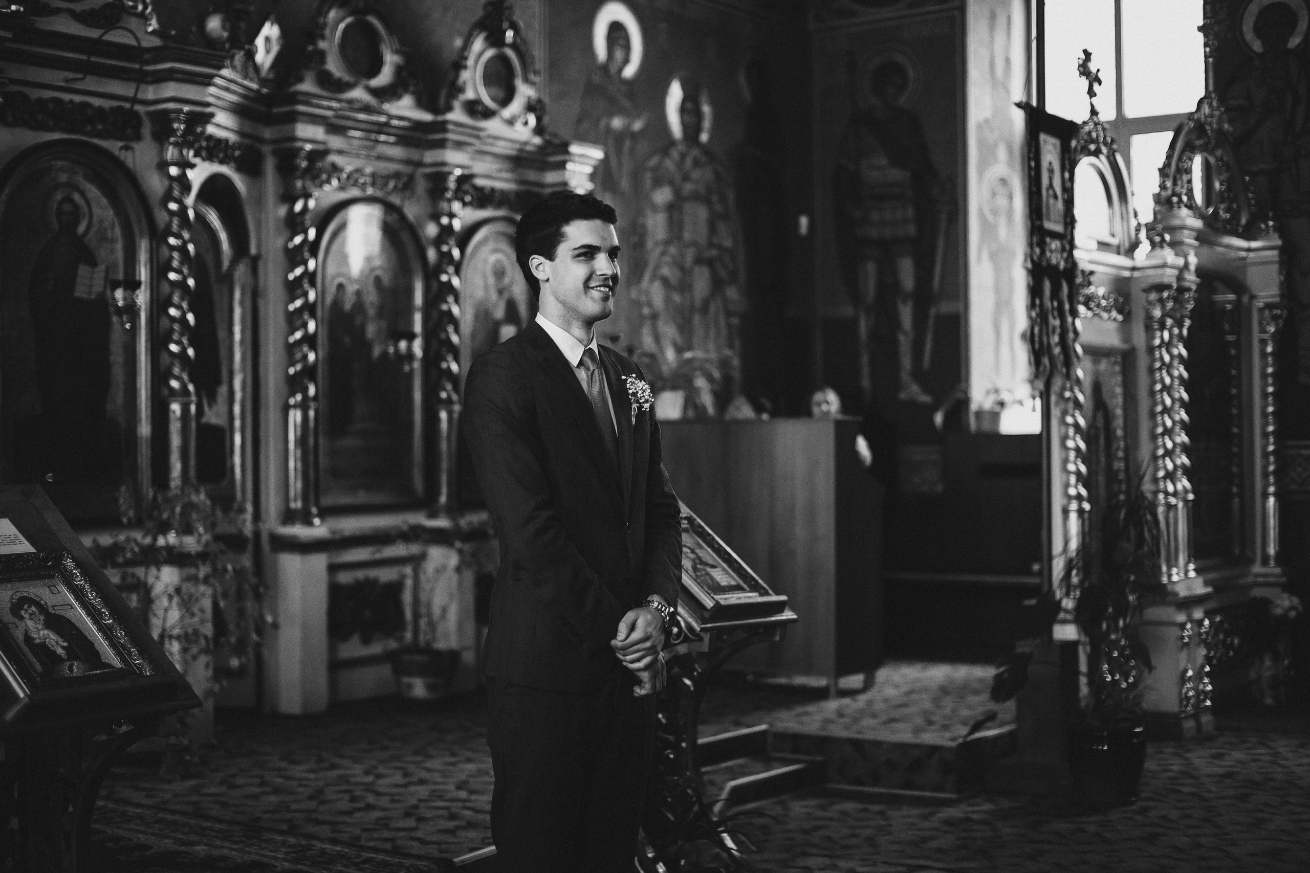 Фотограф в Ирландии чёрно-белая жених ждет когда отец невеста передаст свою дочь церковь венчание