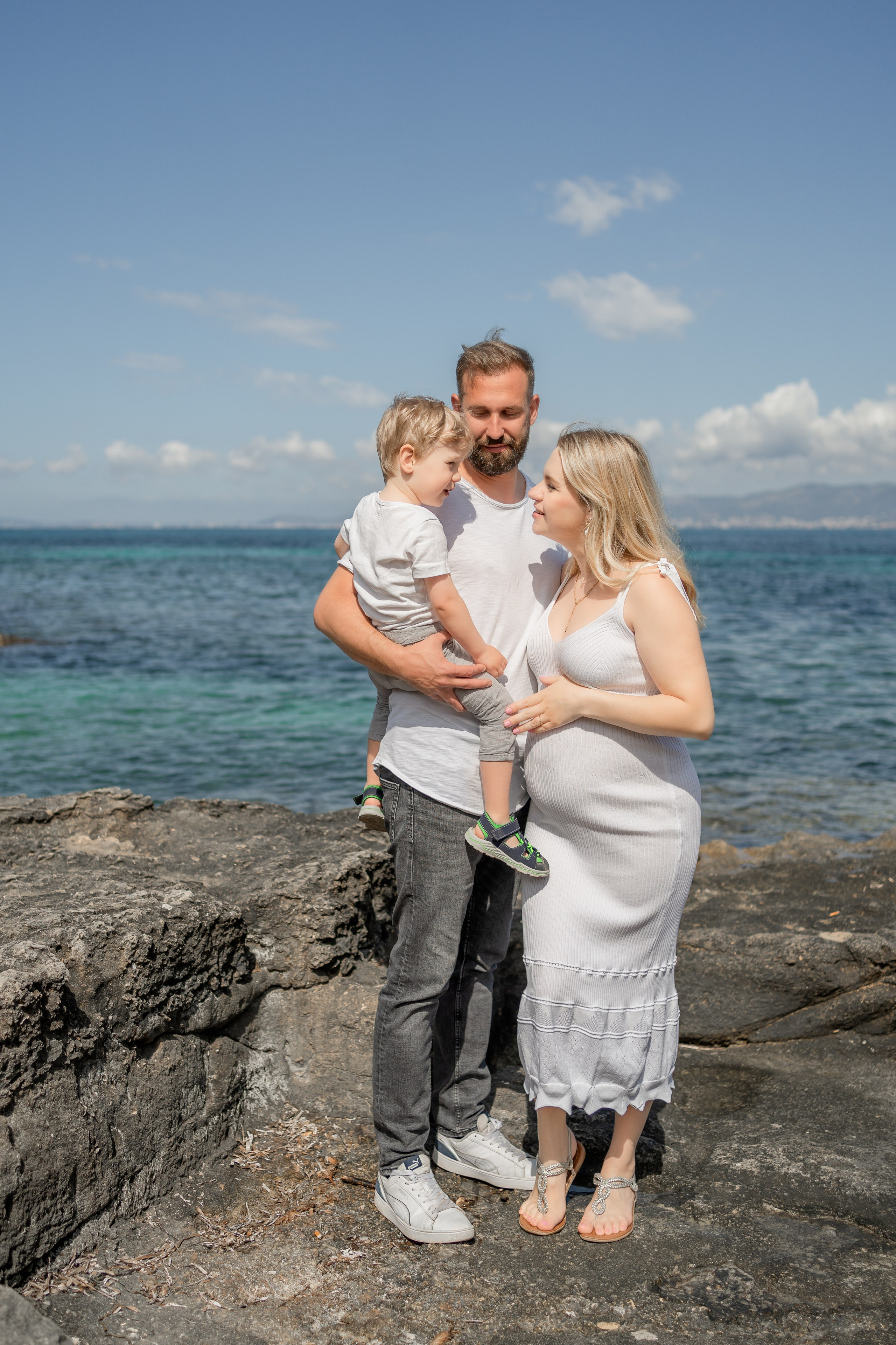 Babybauch-Shooting am Meer auf Mallorca mit Familie. Deine Fotografin auf Mallorca für Familien und Business