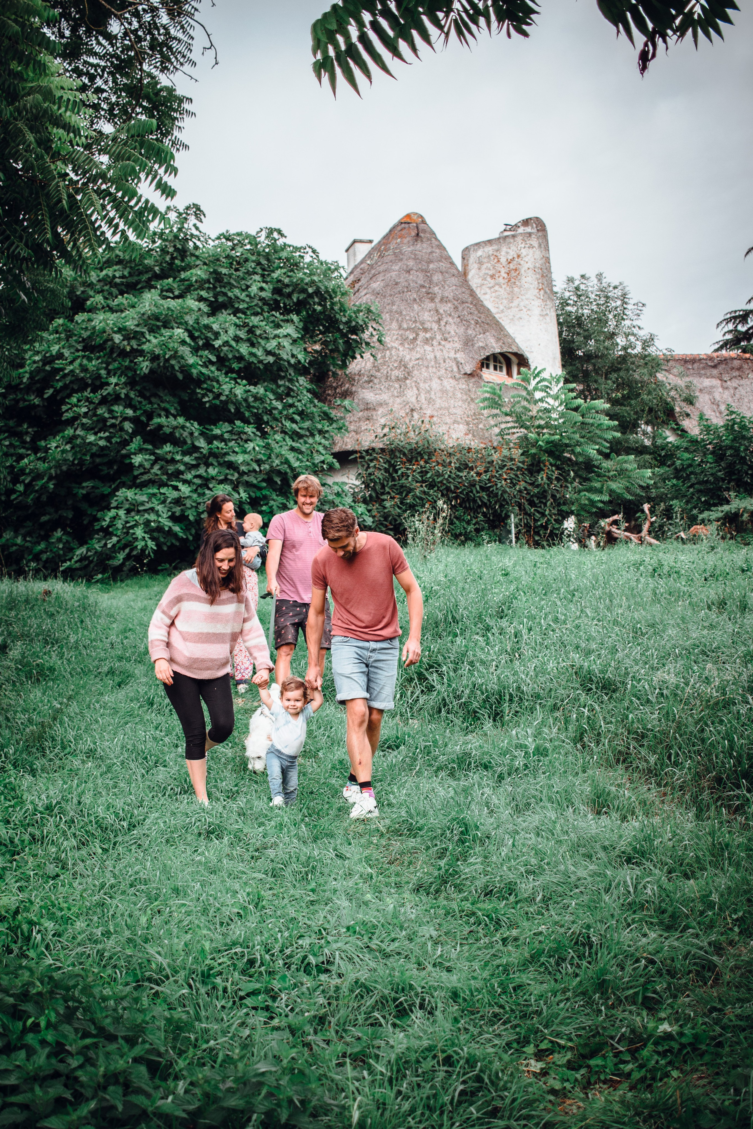Famille en promenade dans le jardin lors d’une séance photo lifestyle près de Châtellerault