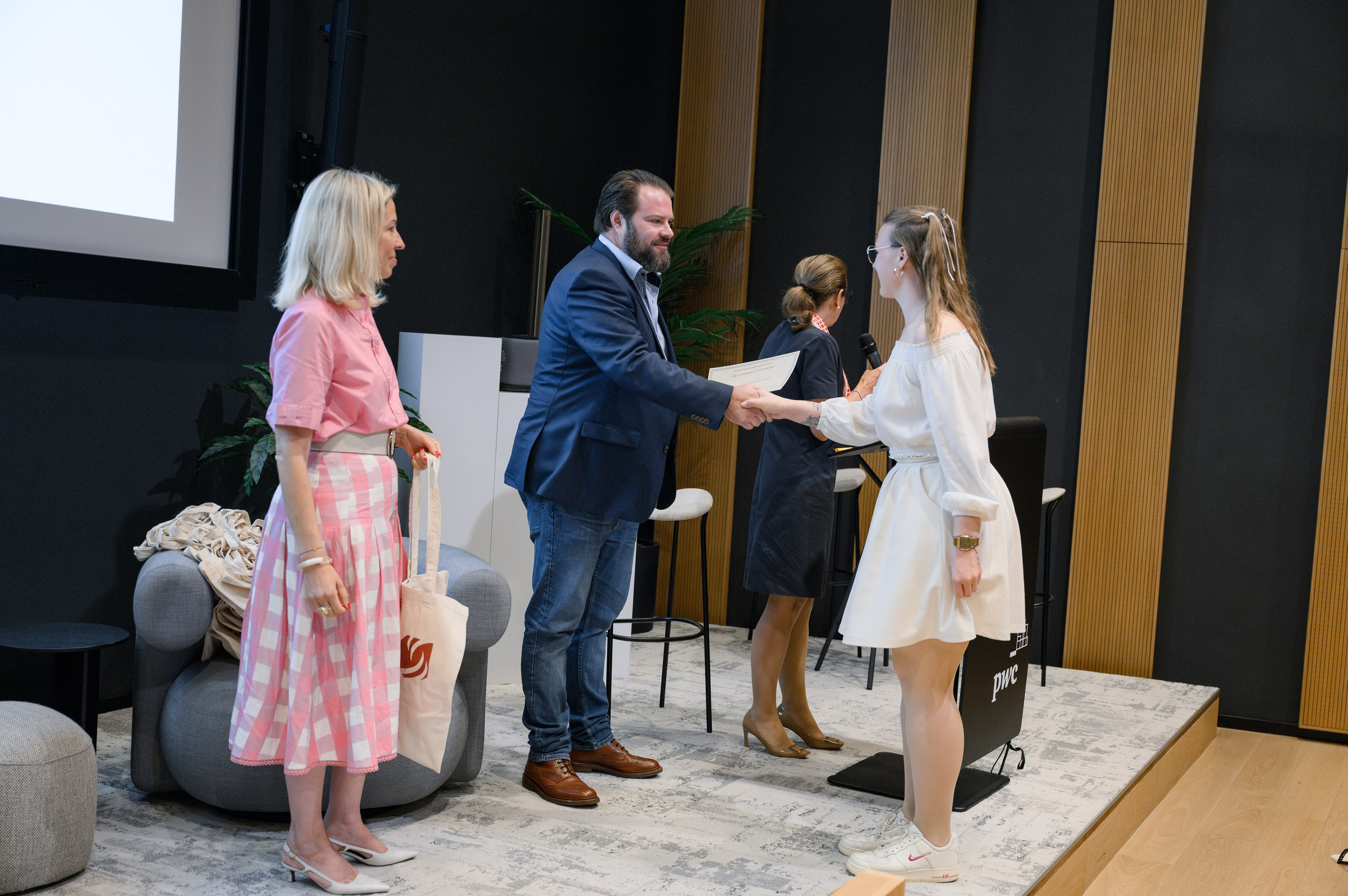 Dress For Success asbl at Pwc Luxembourg. Photographer in Luxembourg Tanita