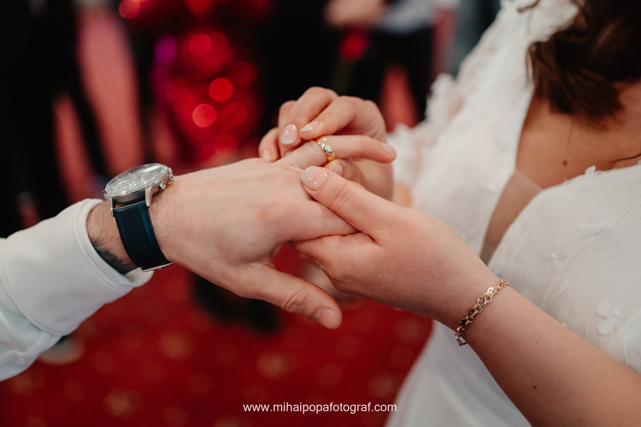 Miri fericiți în fața oficiului stării civile din Bucuresti, Sector 5, celebrând începutul unei noi vieți împreună. Fotografie de cununie civilă, capturând naturalețea și bucuria momentului special.