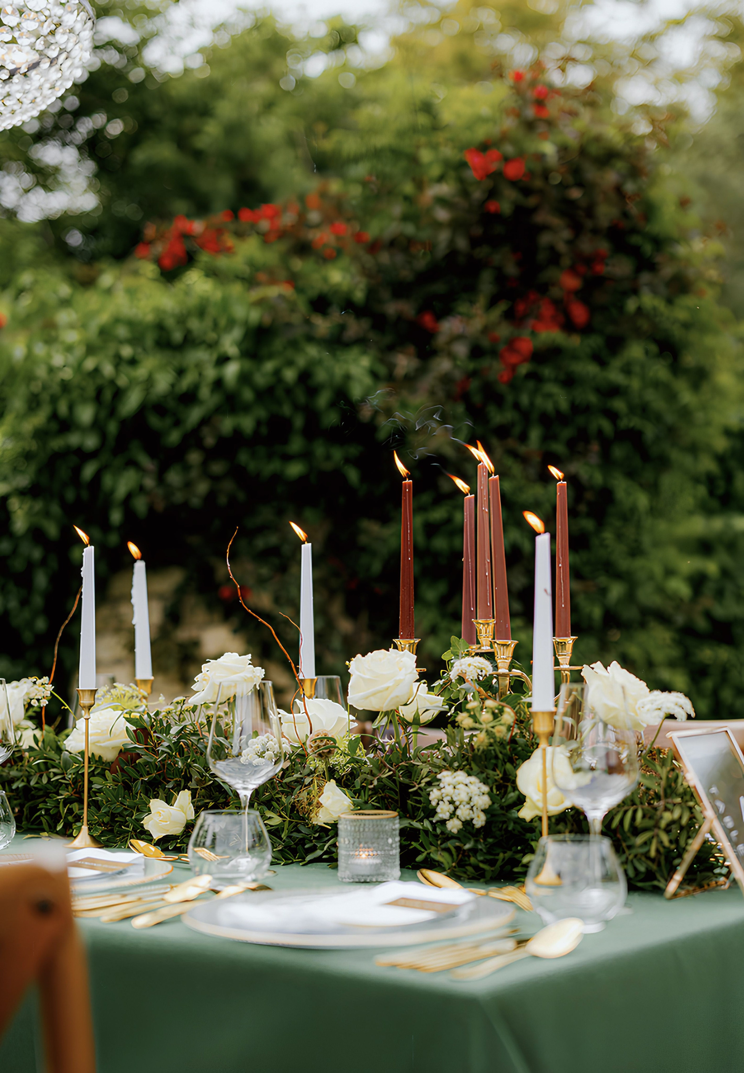Luxury outdoor dinner setup with emerald table linens and candlelight in Istanbul.