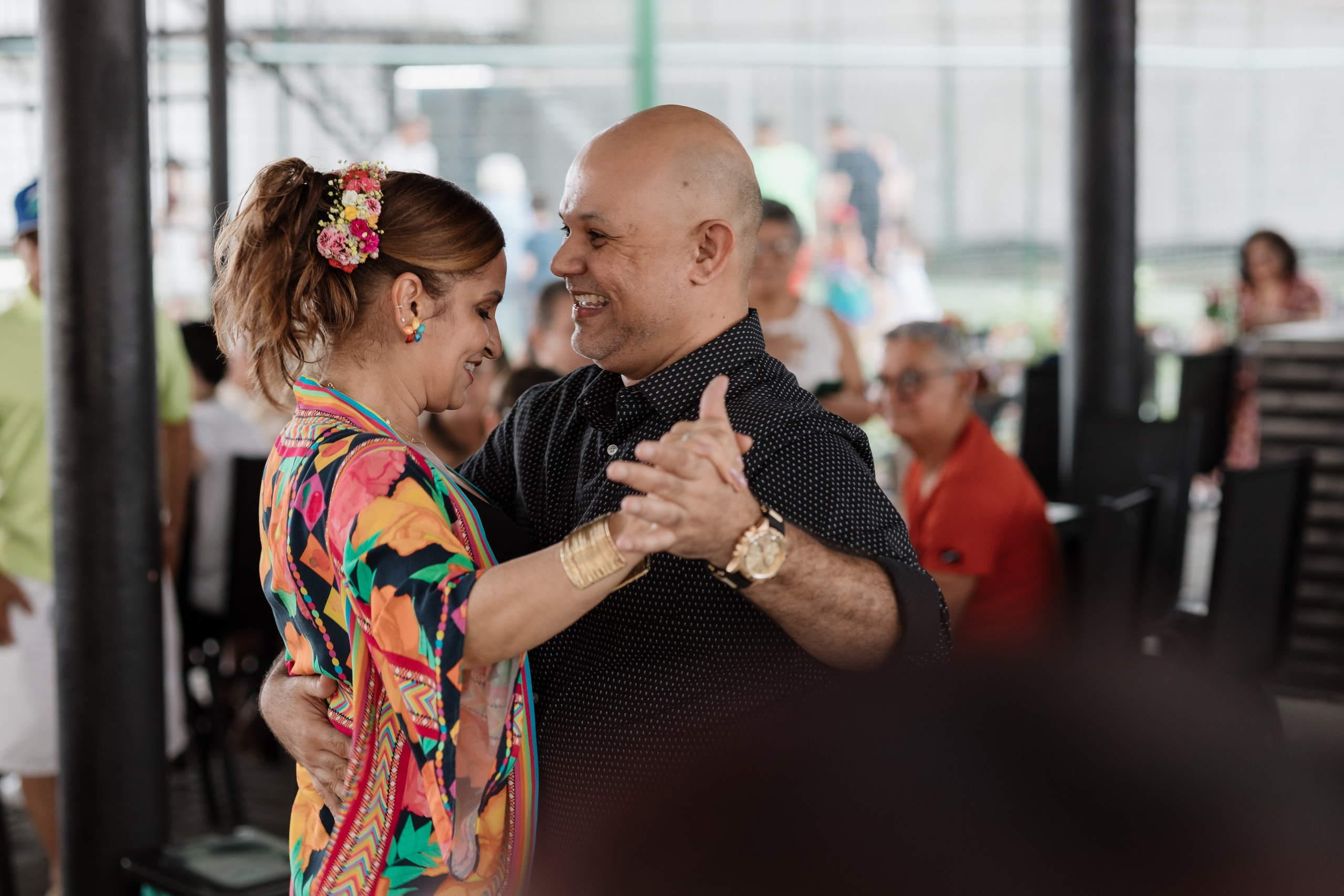 Fotografia espontânea de casal dançando em festa de 60 anos