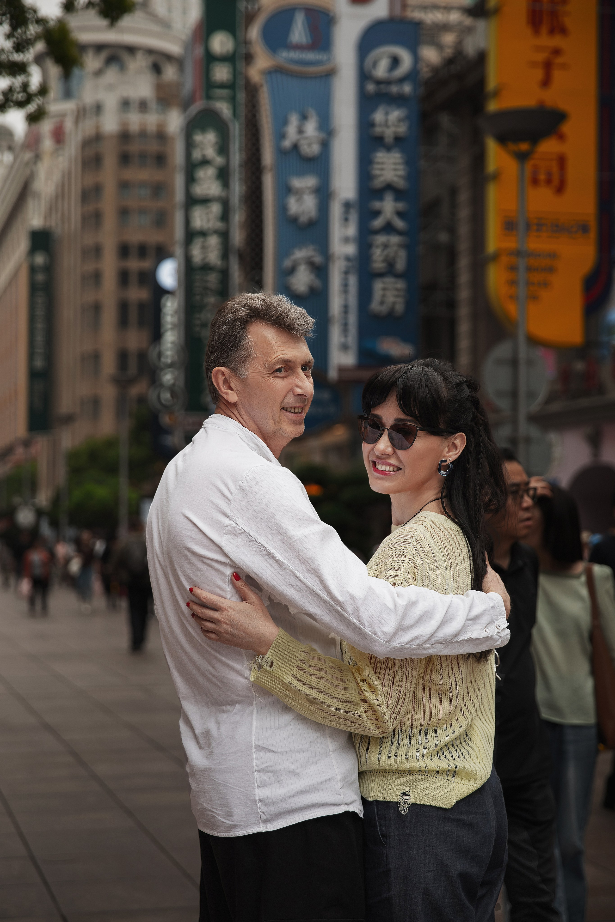 Фотосессия пары в динамичном антураже торговой улицы Нанкин