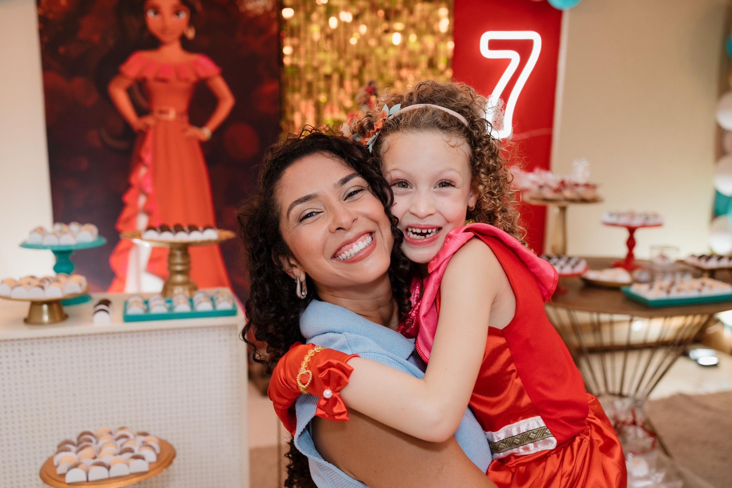 Foto com a tia na festa de aniversário infantil