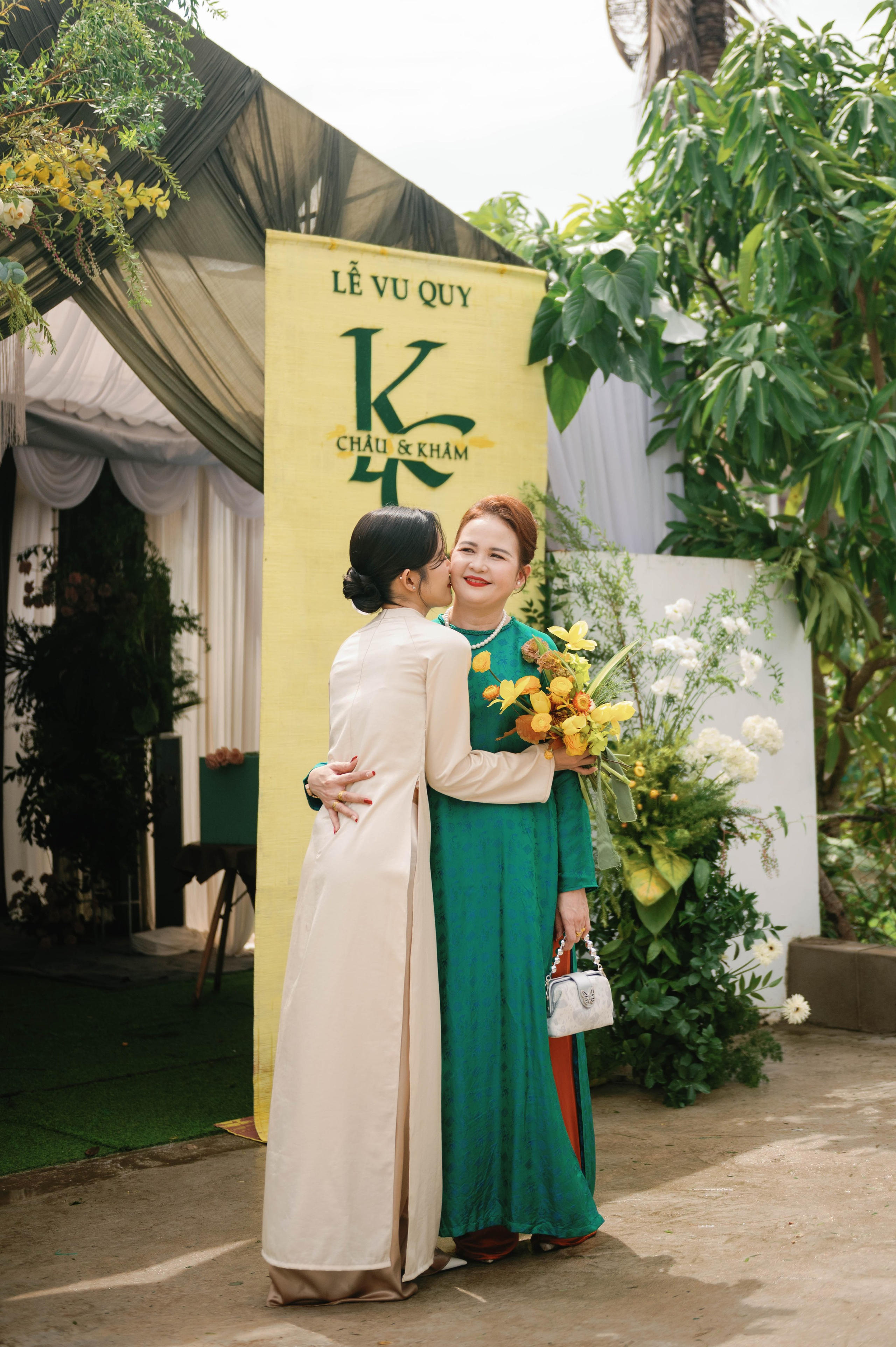Khâm & Châu. Cam Images