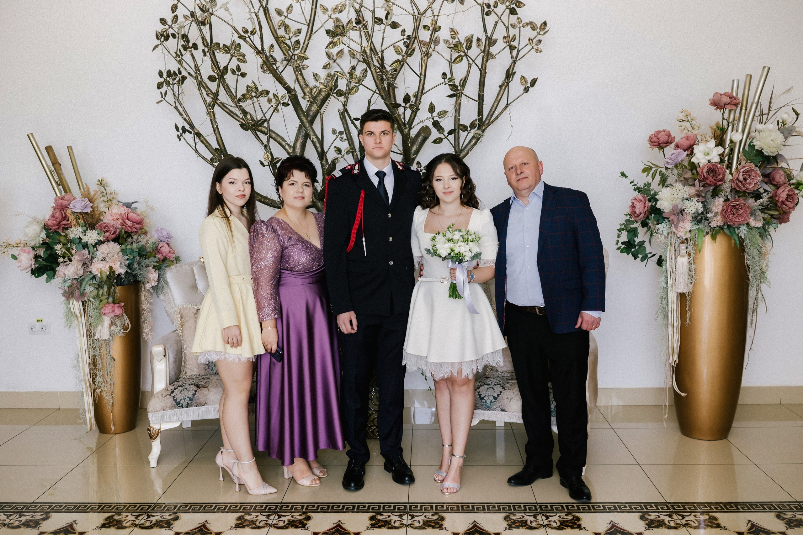 Povestitor prin fotografie - Fotograf nuntă Botoșani  – Alin Chirilă -* Gabriel și Denisa la starea civilă în Unțeni Botoșani, fotografie de cuplu pe scări elegante, Alin Chirilă fotograf* Mire și mireasă după cununia civilă în comuna Unțeni Botoșani, ședință foto realizată de AlinoFotoStudio* Fotograf stare civilă Botoșani, Gabriel și Denisa privindu-se cu drag pe scările locației de eveniment* Cuplu proaspăt căsătorit la cununia civilă Unțeni, fotografie romantică realizată de Alin Chirilă fotograf* Gabriel și Denisa după ceremonia civilă, ședință foto la Restaurant Luceafărul Popas Cucorăni* Fotograf evenimente Botoșani, stare civilă Unțeni, mire și mireasă în cadru elegant și luminos* Mire în uniformă și mireasă cu buchet alb, fotografie de nuntă civilă în județul Botoșani* AlinoFotoStudio portret de cuplu la stare civilă, Gabriel și Denisa în ziua logodnei civile* Fotograf cununie civilă Botoșani, moment romantic surprins la Popas Cucorăni Luceafărul* Gabriel și Denisa și-au spus da la Unțeni Botoșani, amintiri fotografice naturale și elegante* Mireasă cu păr ondulat și mire în uniformă militară, fotografie de cuplu la stare civilă* Alin Chirilă povestitor prin fotografie, cununie civilă Gabriel și Denisa în Botoșani* Ședință foto de stare civilă Botoșani, cuplu pe scări decorative într-un cadru rafinat* Fotograf nuntă și stare civilă Suceava Botoșani Iași, Gabriel și Denisa în ziua cea mare* Imagine romantică de la cununia civilă Unțeni, mire și mireasă zâmbind unul către celălalt, fotograf uvertura mall Botoșani, fotograf mall- servicii foto- video Botoșani 