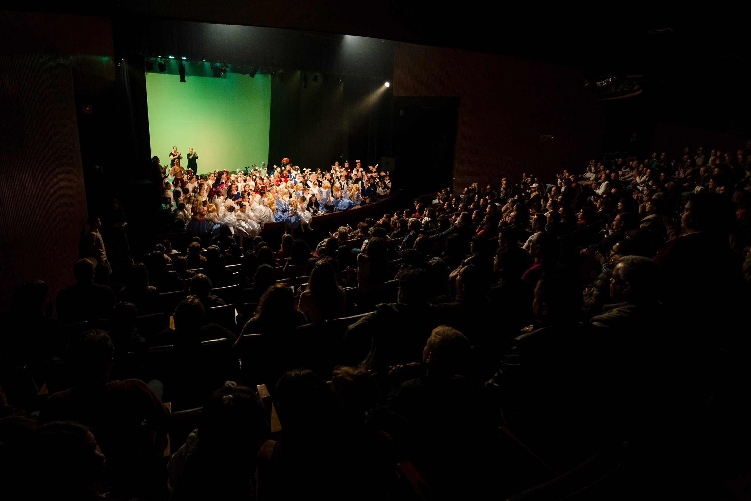 Espetáculo Teatral Alice no País das Maravilhas — Recriarte
