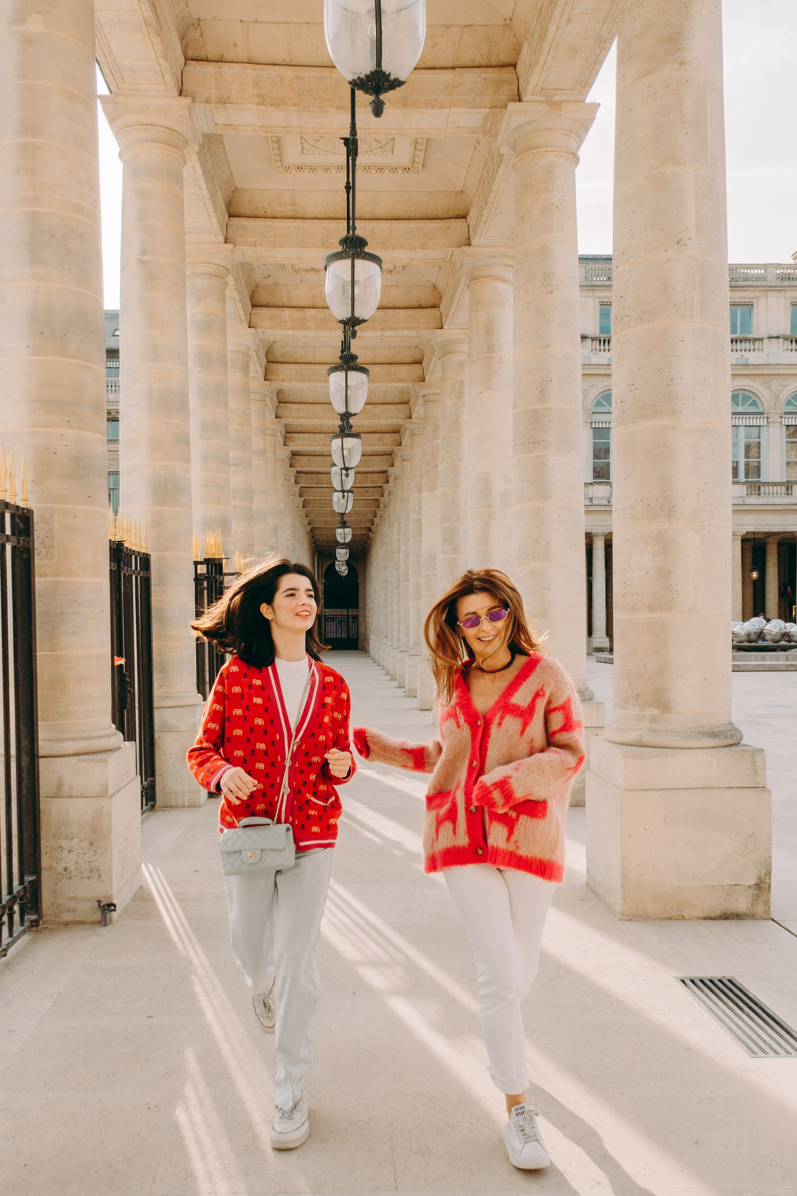 Julia with her adult daughter. Photographer in Paris Marina Chaput