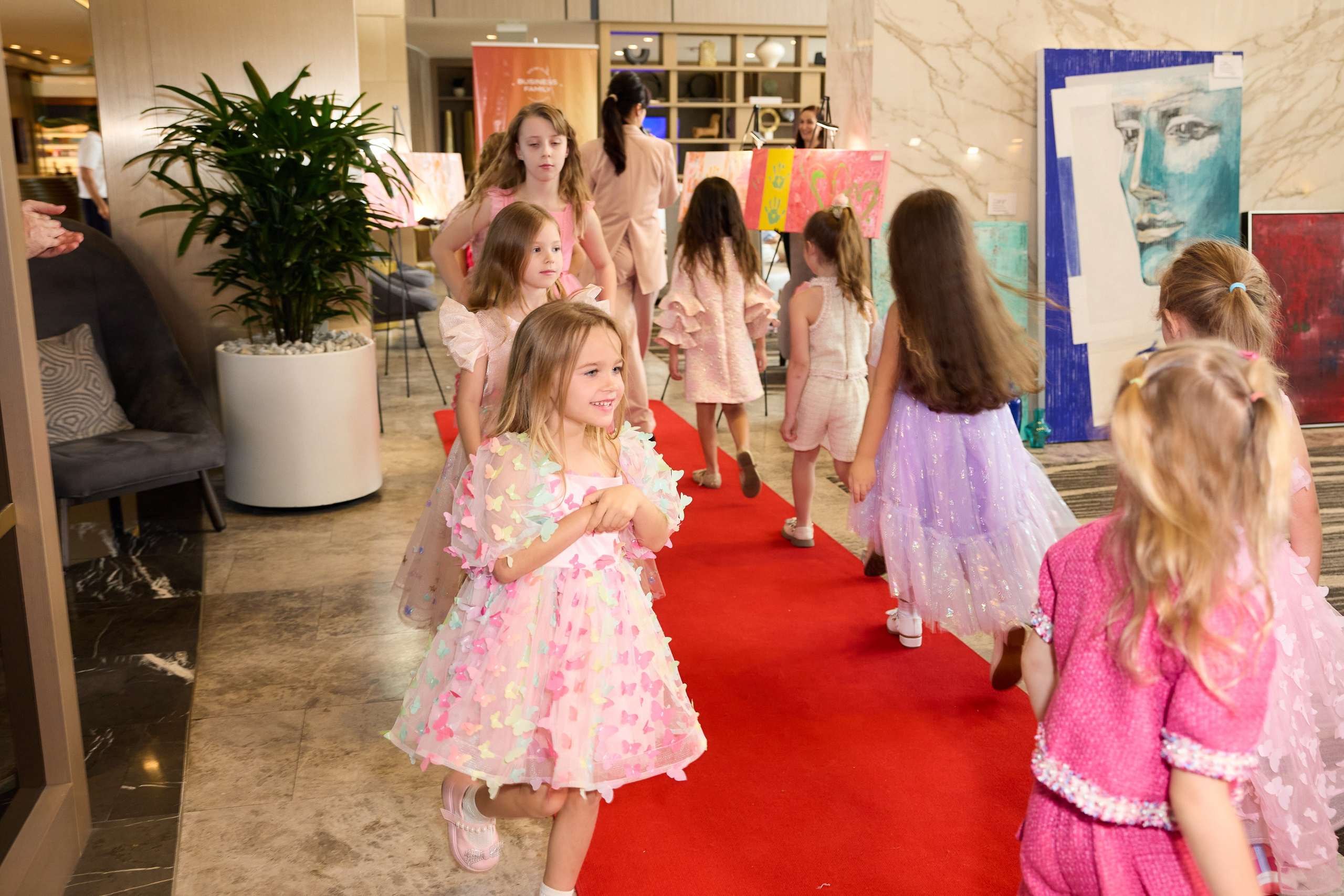 Авторская благотворительная художественная выставка Дианы Бортник. Фотограф Юлия Маковеева