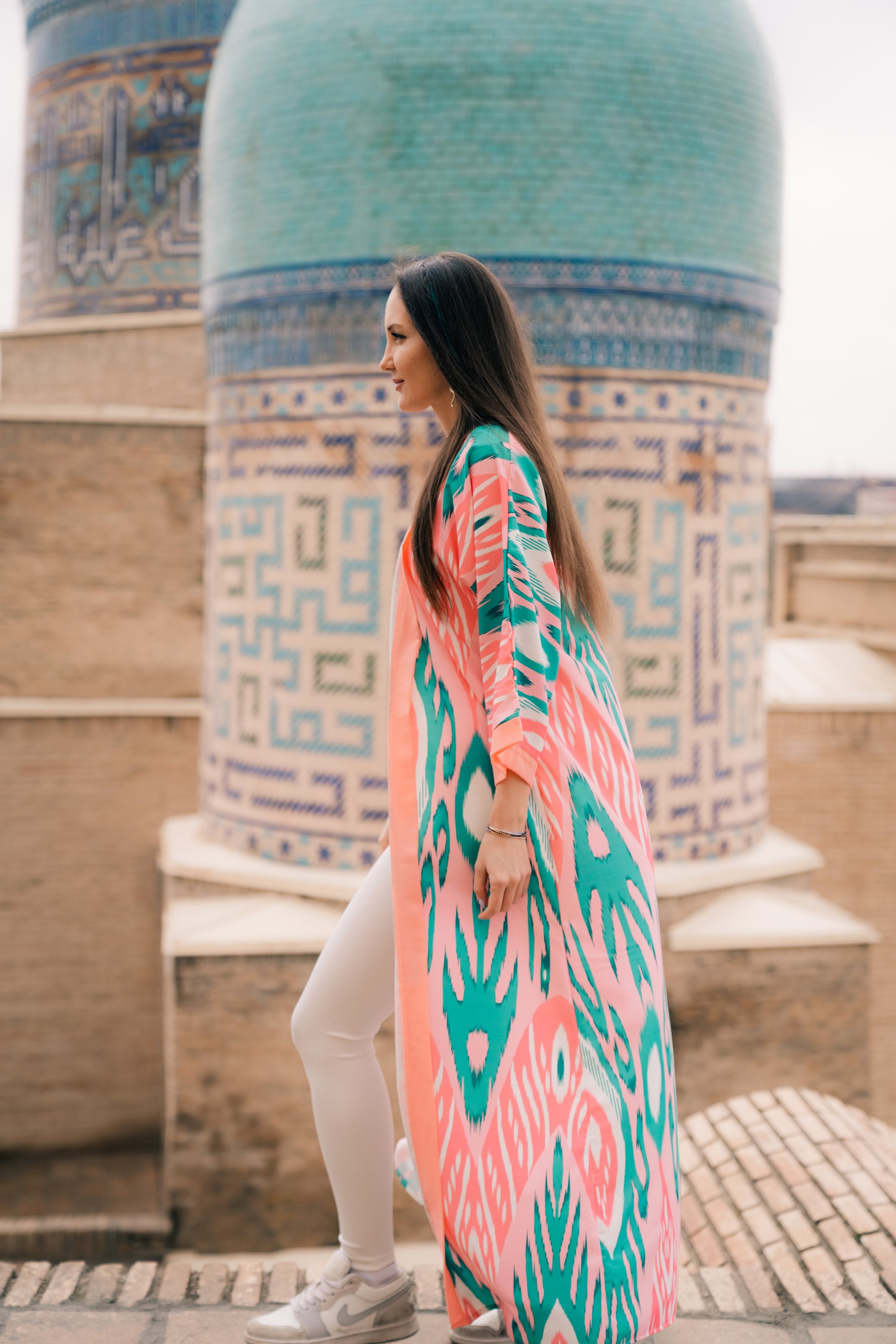 Photoshoot in a robe in Samarkand: Unique Shots with the Shah-i-Zinda. Photographer in Uzbekistan and Samarkand Djasur Marupov