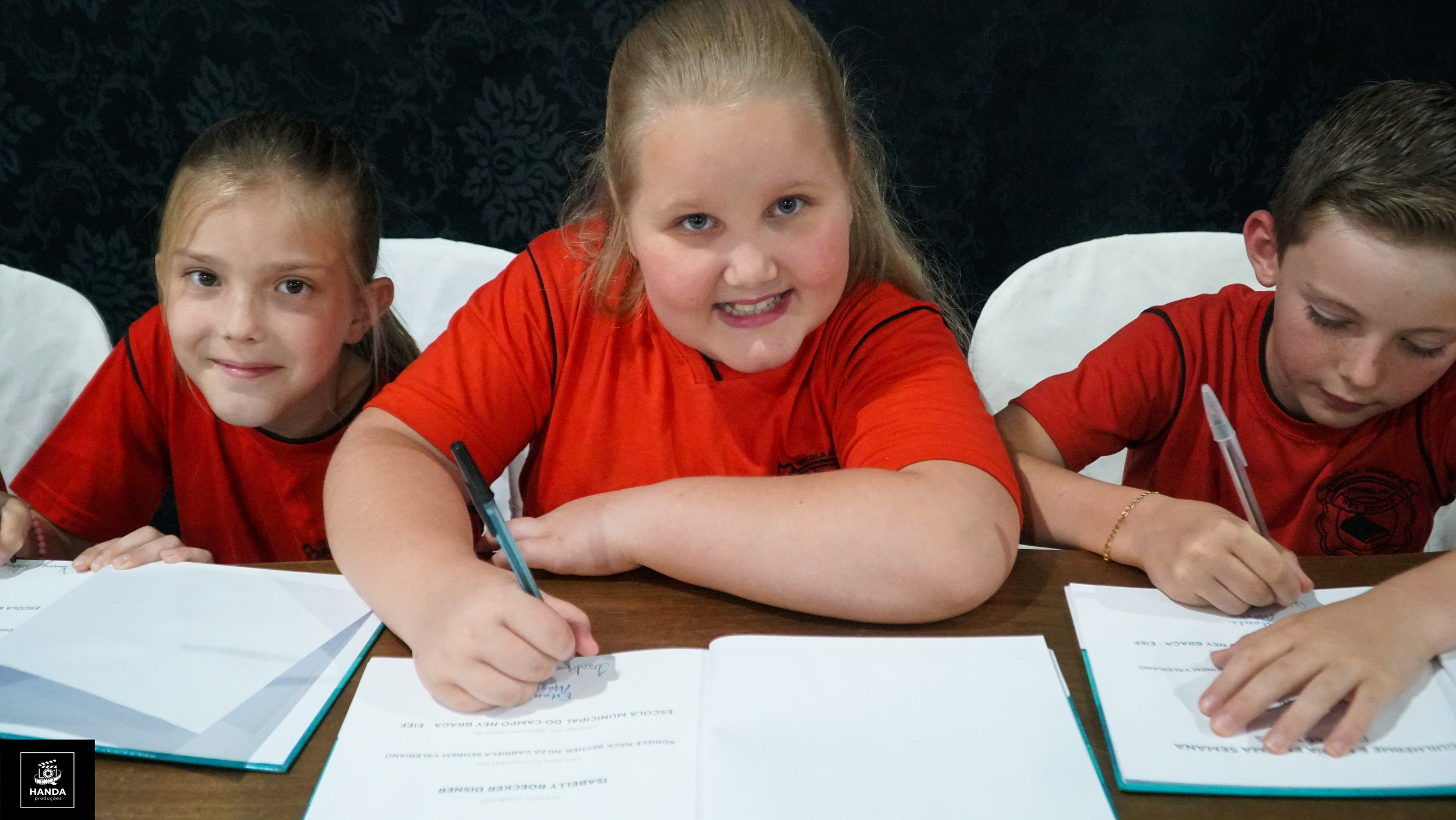 Noite autógrafos colégio Aurélio Buarque de Holanda. Handa Produções
