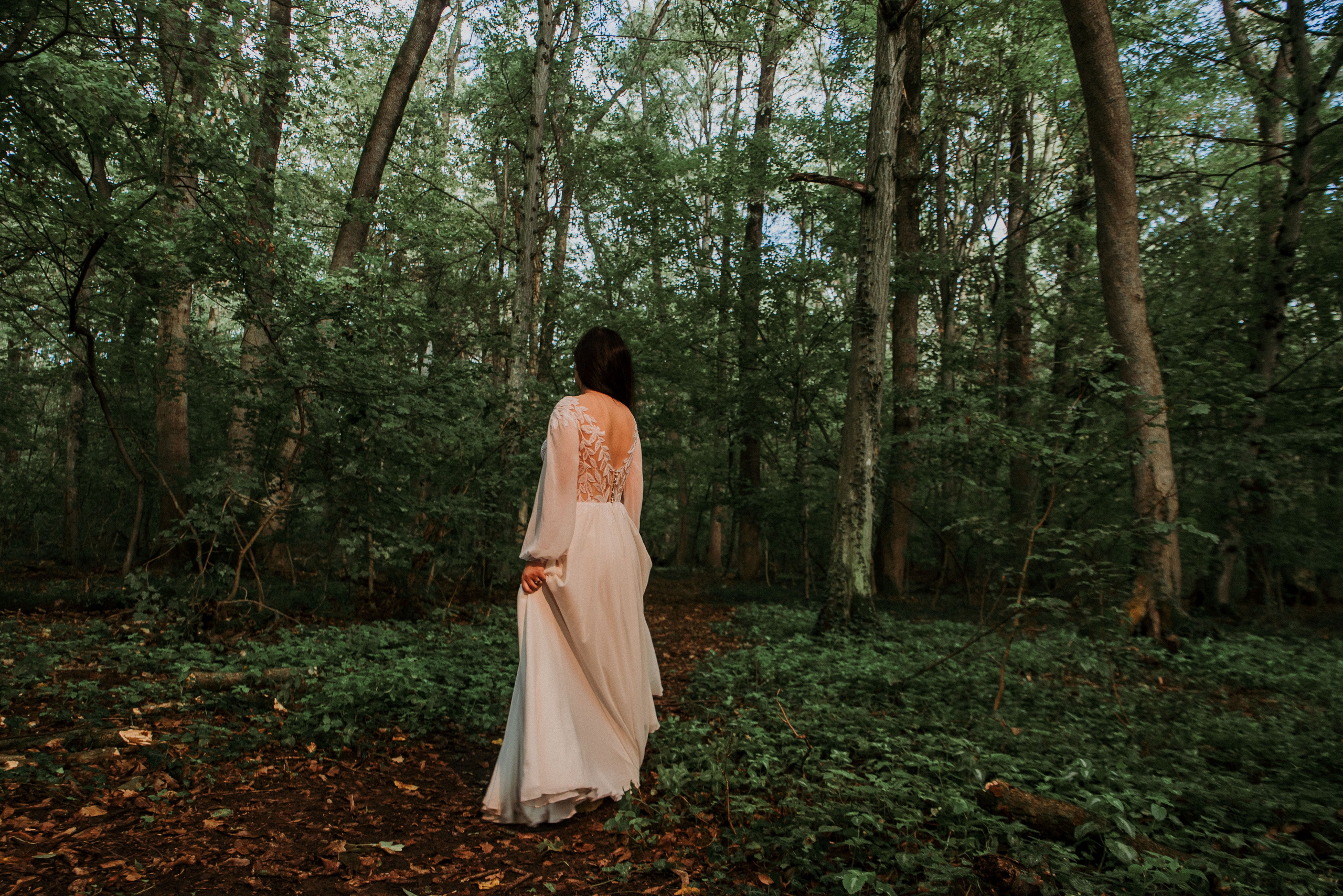Trash the dress, sedinta foto nunta, Padurea Baneasa, sedinta foto în padure, sedinta foto langa Bucuresti, fotograf nunta Bucuresti, fotograf profesionist în natura, sedinta foto after wedding, sedinta foto în natura, trash the dress in padure, idei pentru ședința foto Trash the dress, locații ședință foto trash the dress în România, sedinta foto dupa nunta, pachet foto “TRASH THE DRESS"