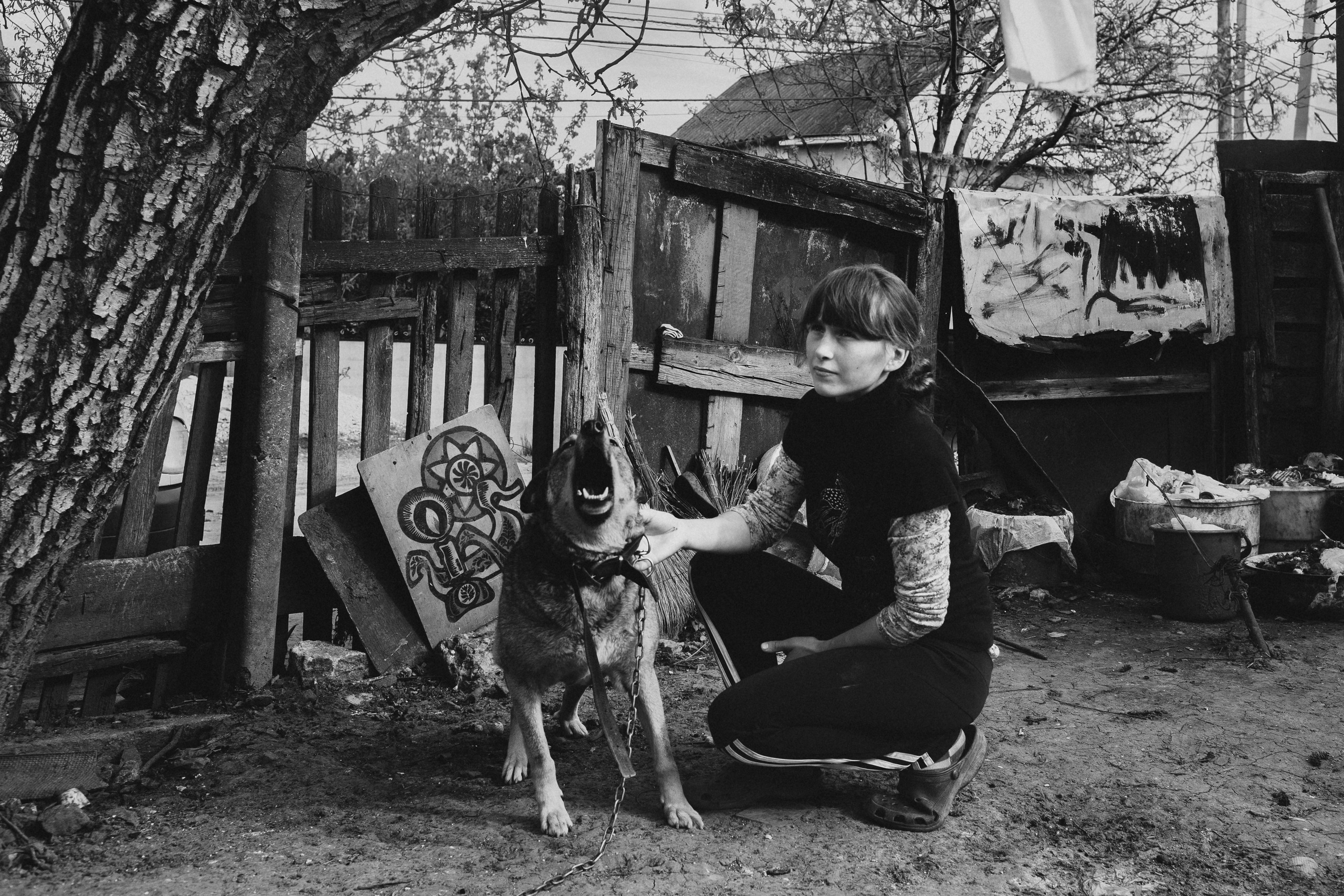 чёрно-белая социальная документальная фотография портрет девушка держит собаку лаять бедность Фотограф в Ирландии