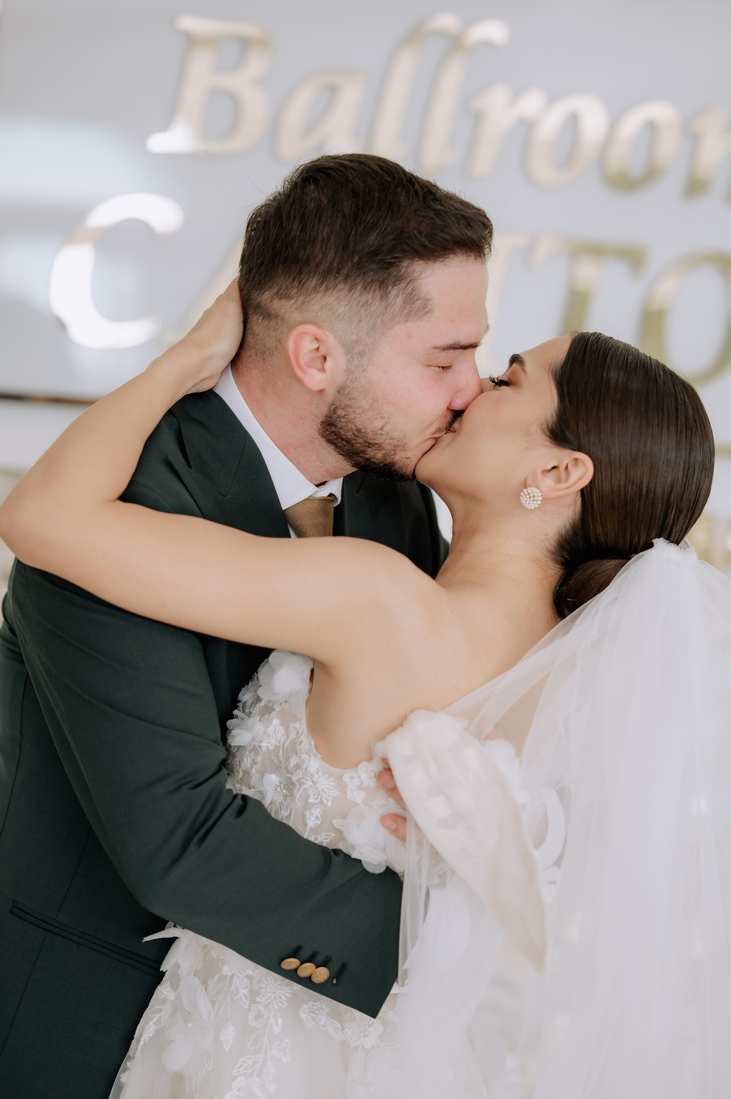 Nunta la Hotel Capitol Iasi. Proud Vision Weddings | Wedding Photography & Film — Servicii profesionale Foto Video Nunta Iasi