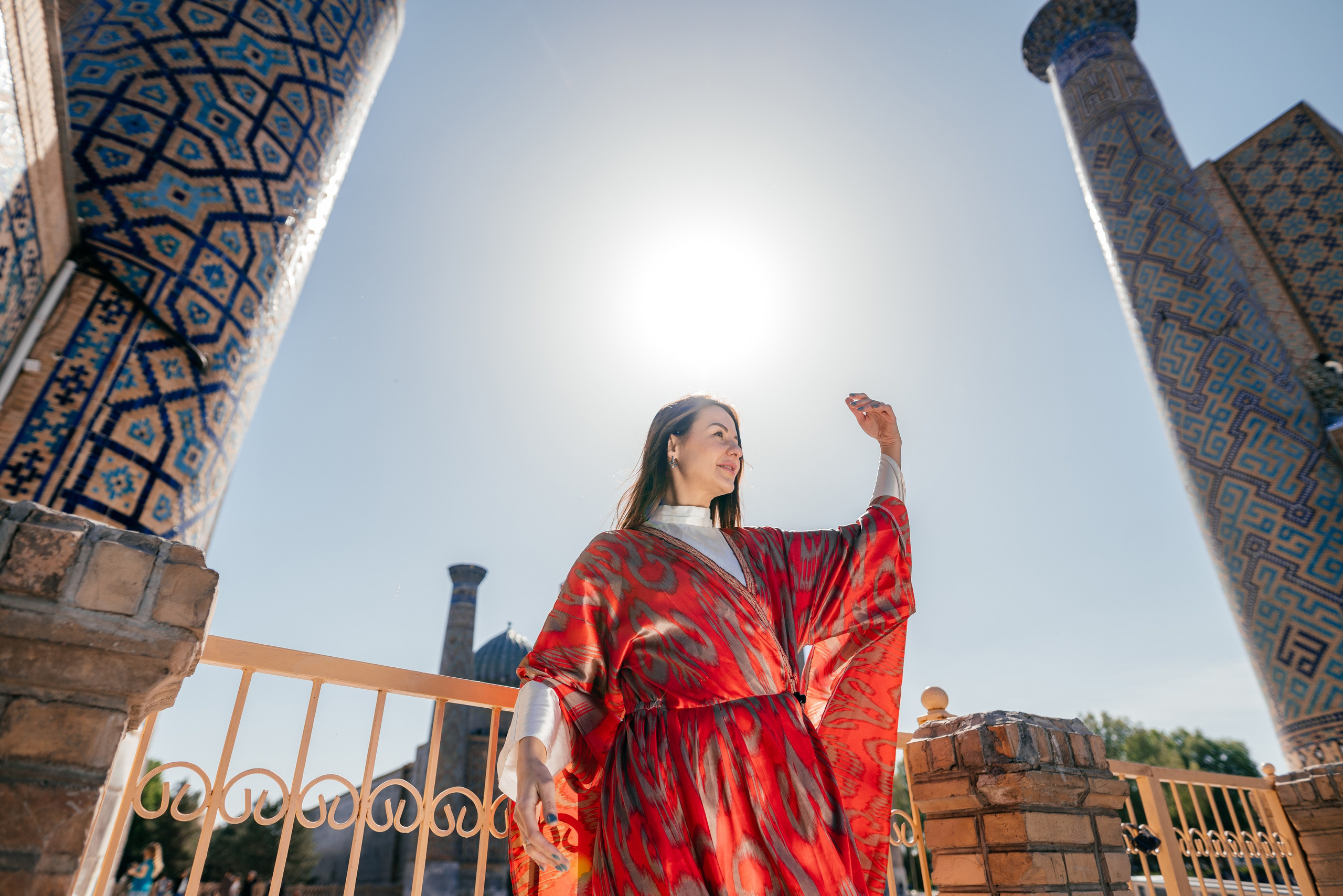 Красное длинное платье. Фотограф в Узбекистане и Самарканде Джасур Марупов