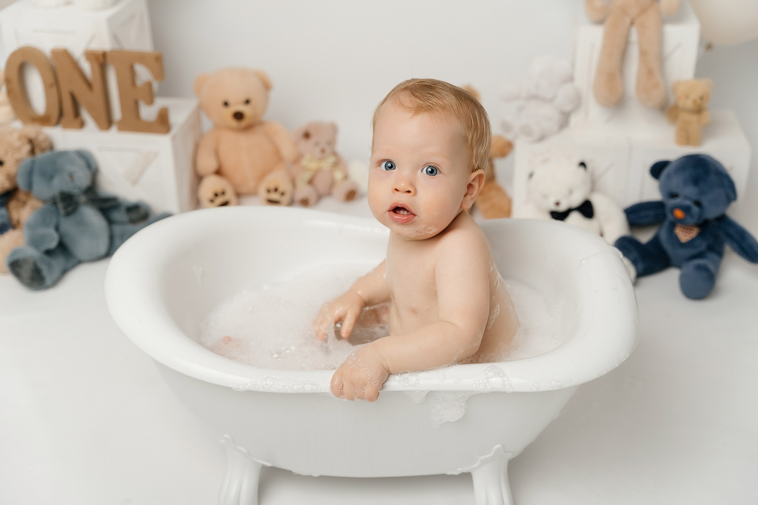 First birthday cake smash session. Newborn and family photographer. Hills District. Sydney
