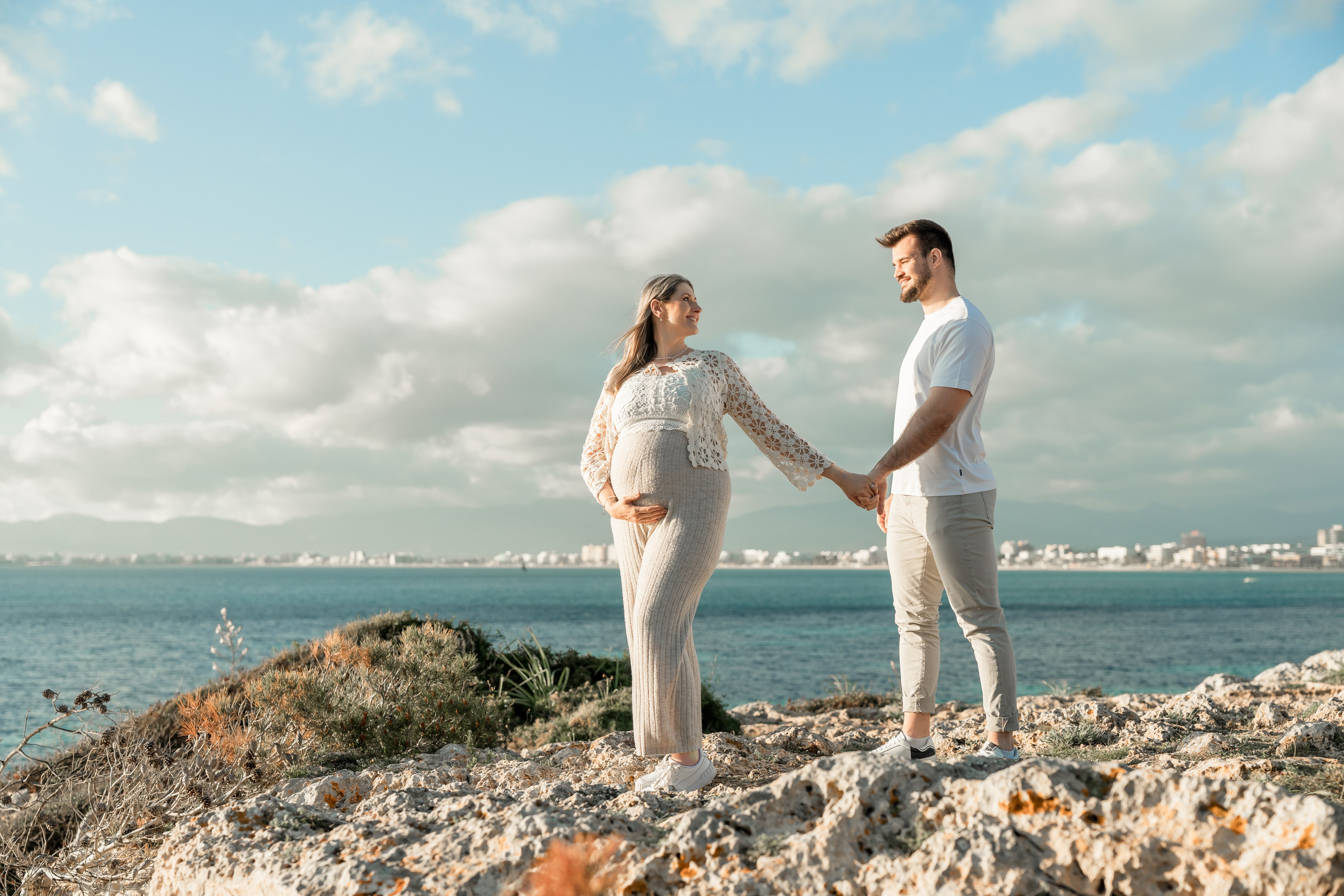 Schwangerschaftsshooting am Meer. Deine Fotografin auf Mallorca für Familien und Business