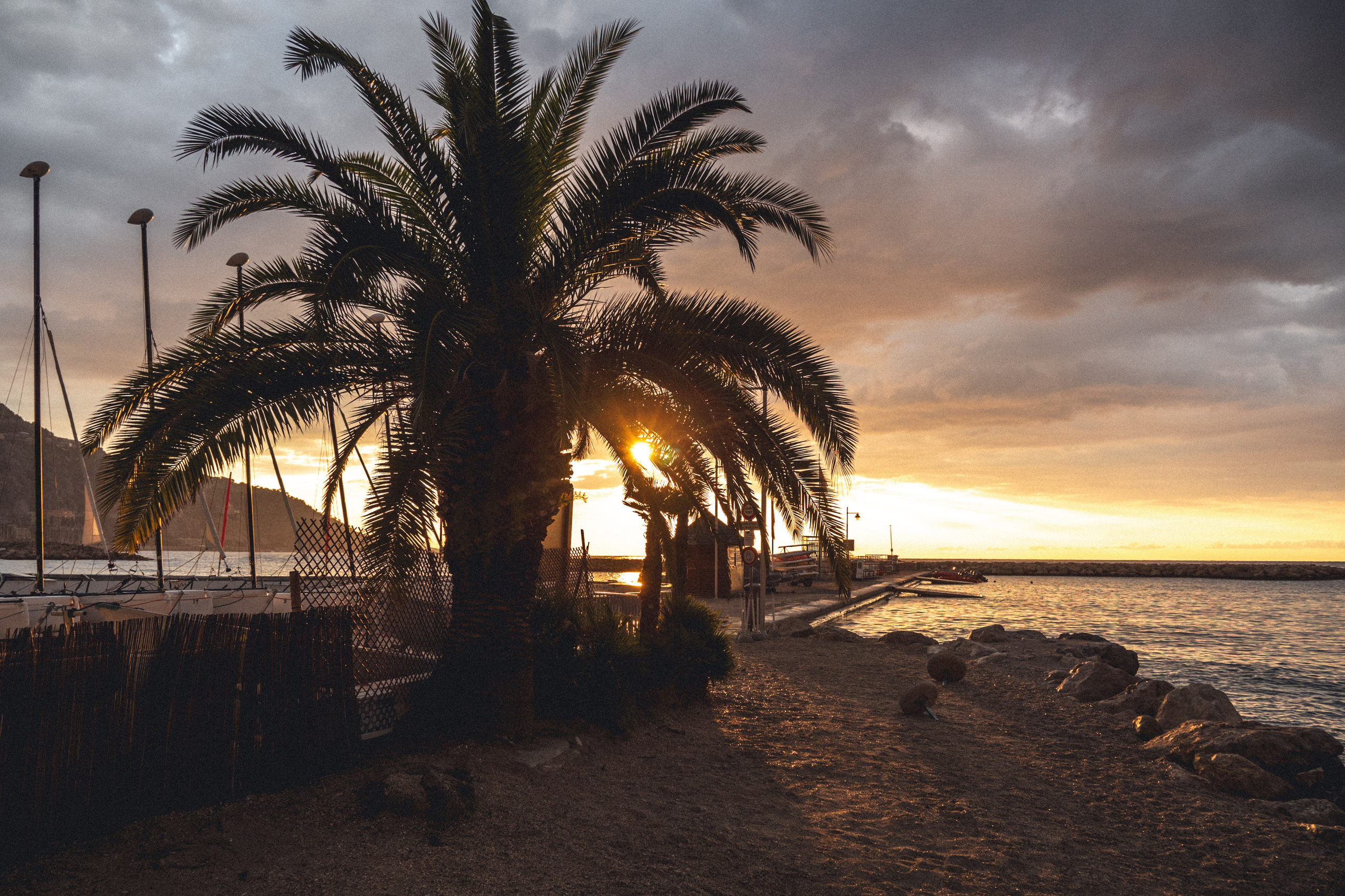 Lever de soleil à Menton. Photographe sur Cote d’Azur. Portraits de familles, couples, enfants, événements