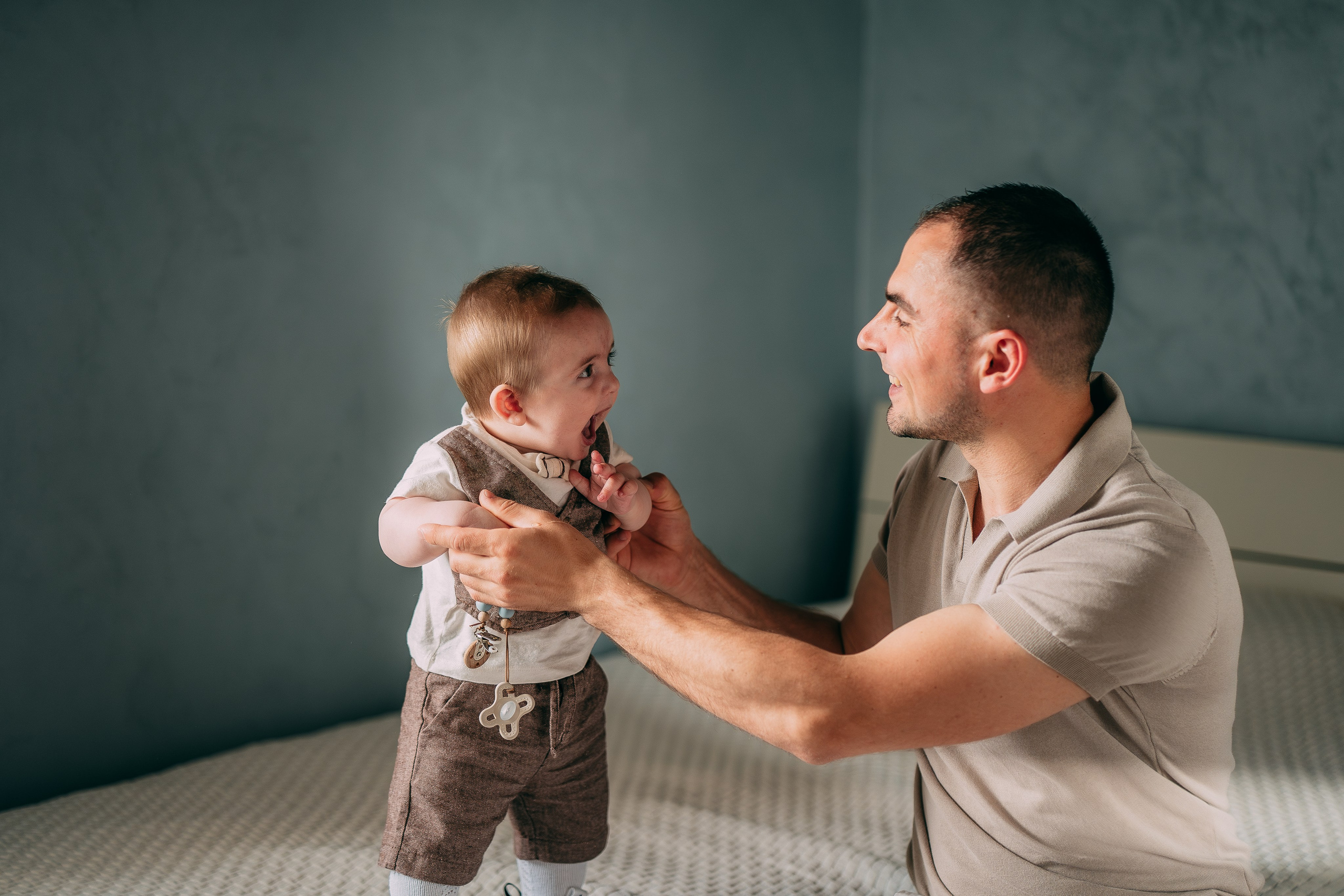 papa con il piccolo Aaron che si preparano per il battesimo