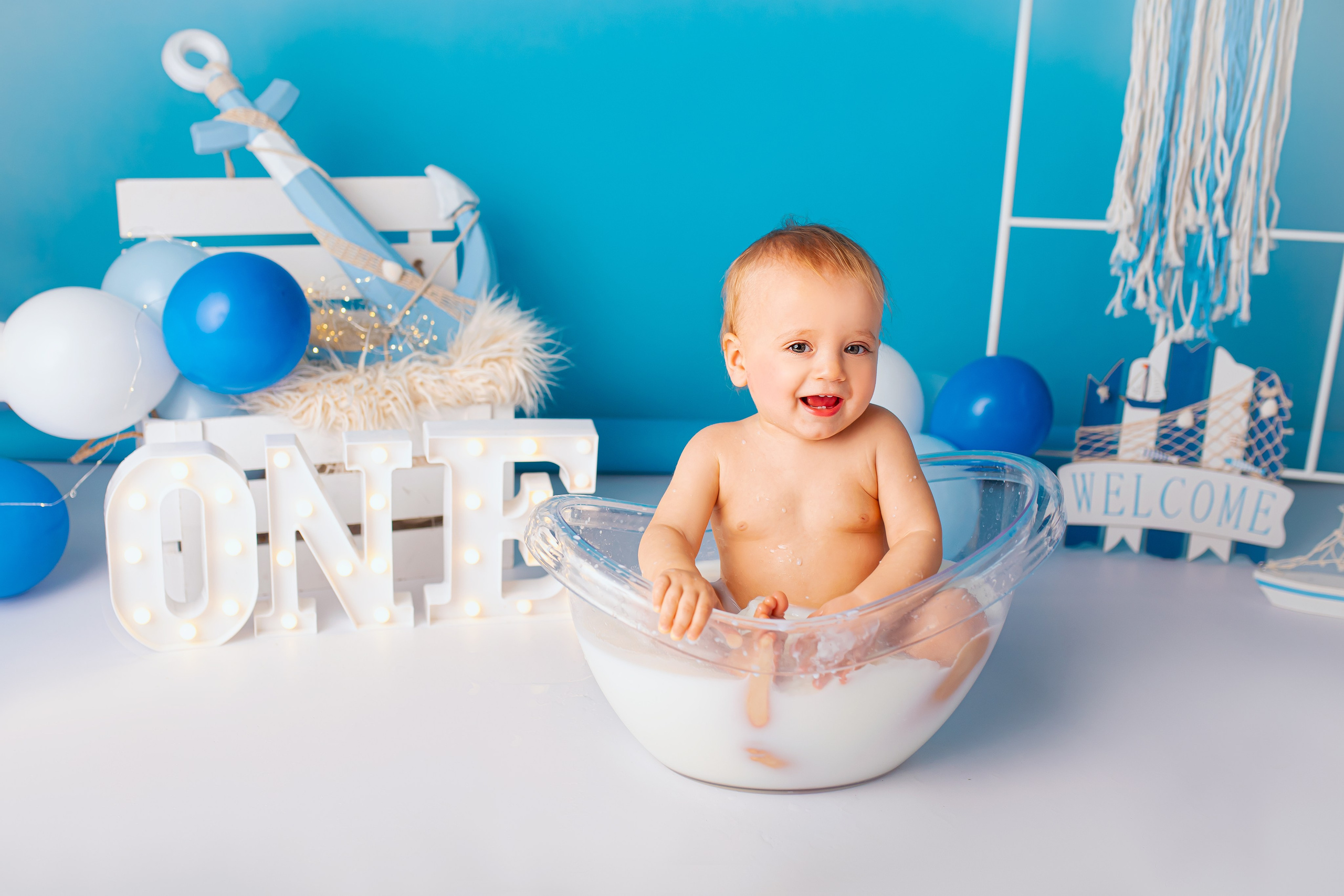 Cake smash photoshoot for One Year. Newborn photographer and Photography Educator in Prague Yana Stelmakh