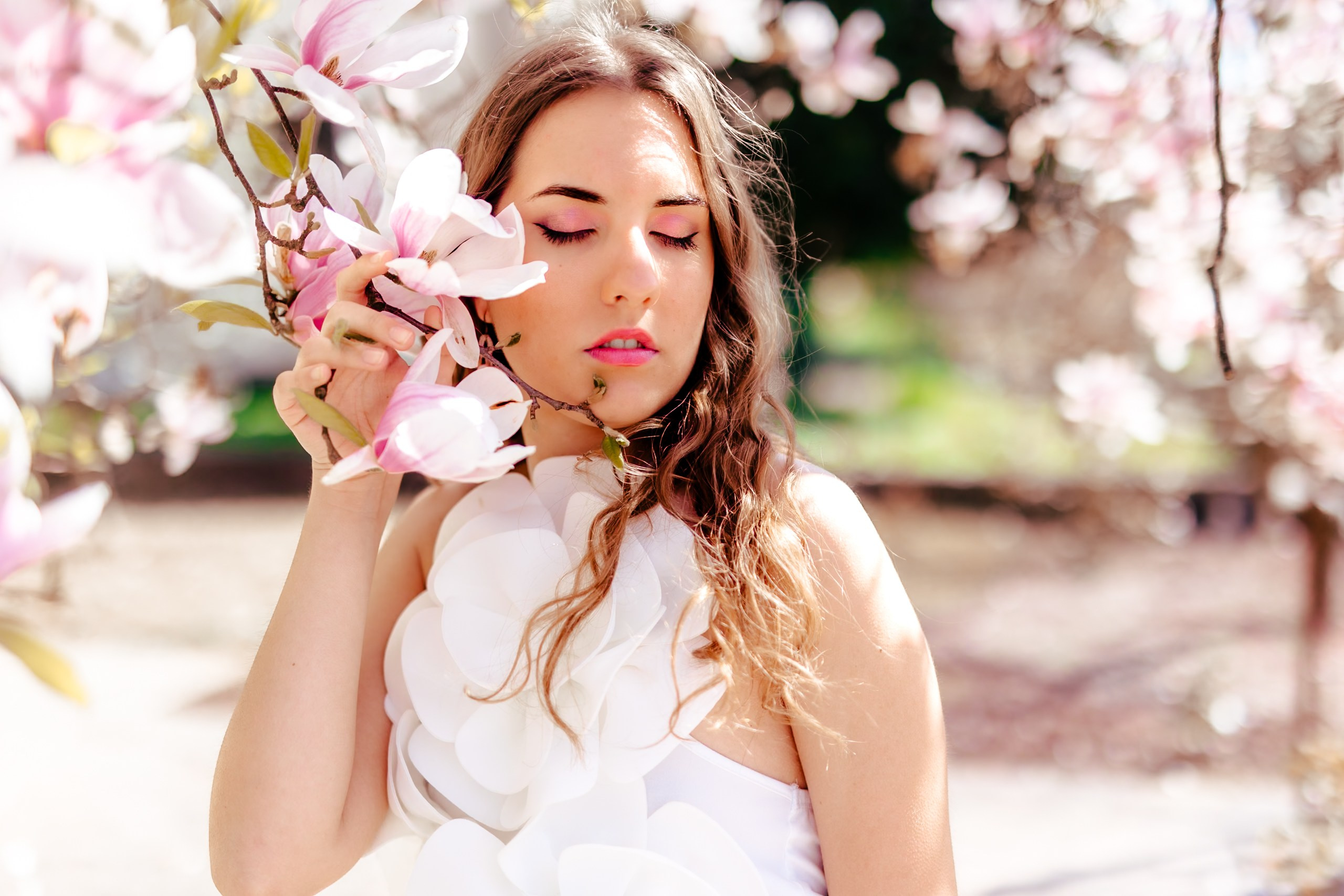 Serena e le magnolie 🌸. Luci e Capricci Photography