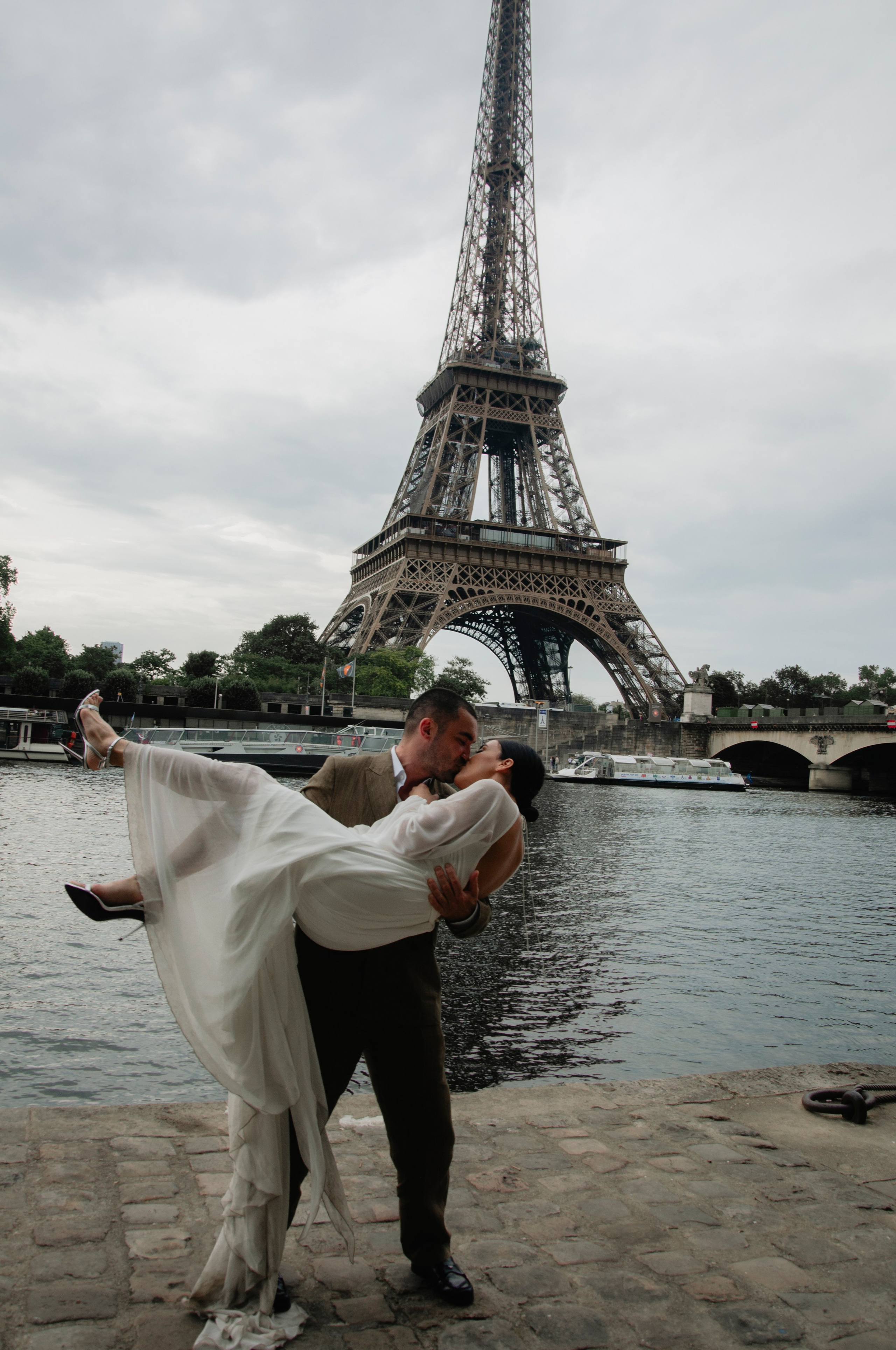 Wedding photoshoot at the Eiffel Tower. Paris photographer — Polina Osipova