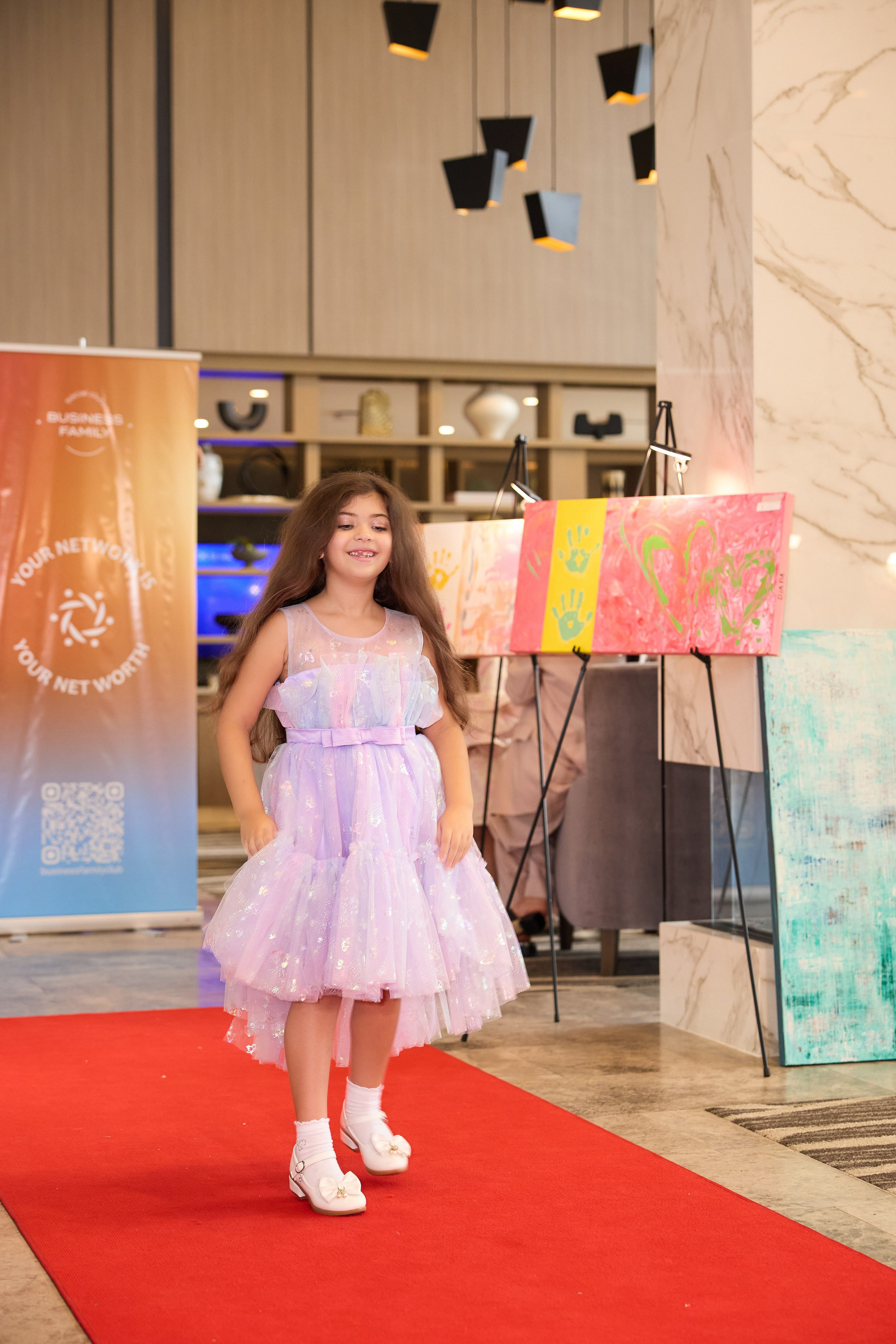 Авторская благотворительная художественная выставка Дианы Бортник. Фотограф Юлия Маковеева