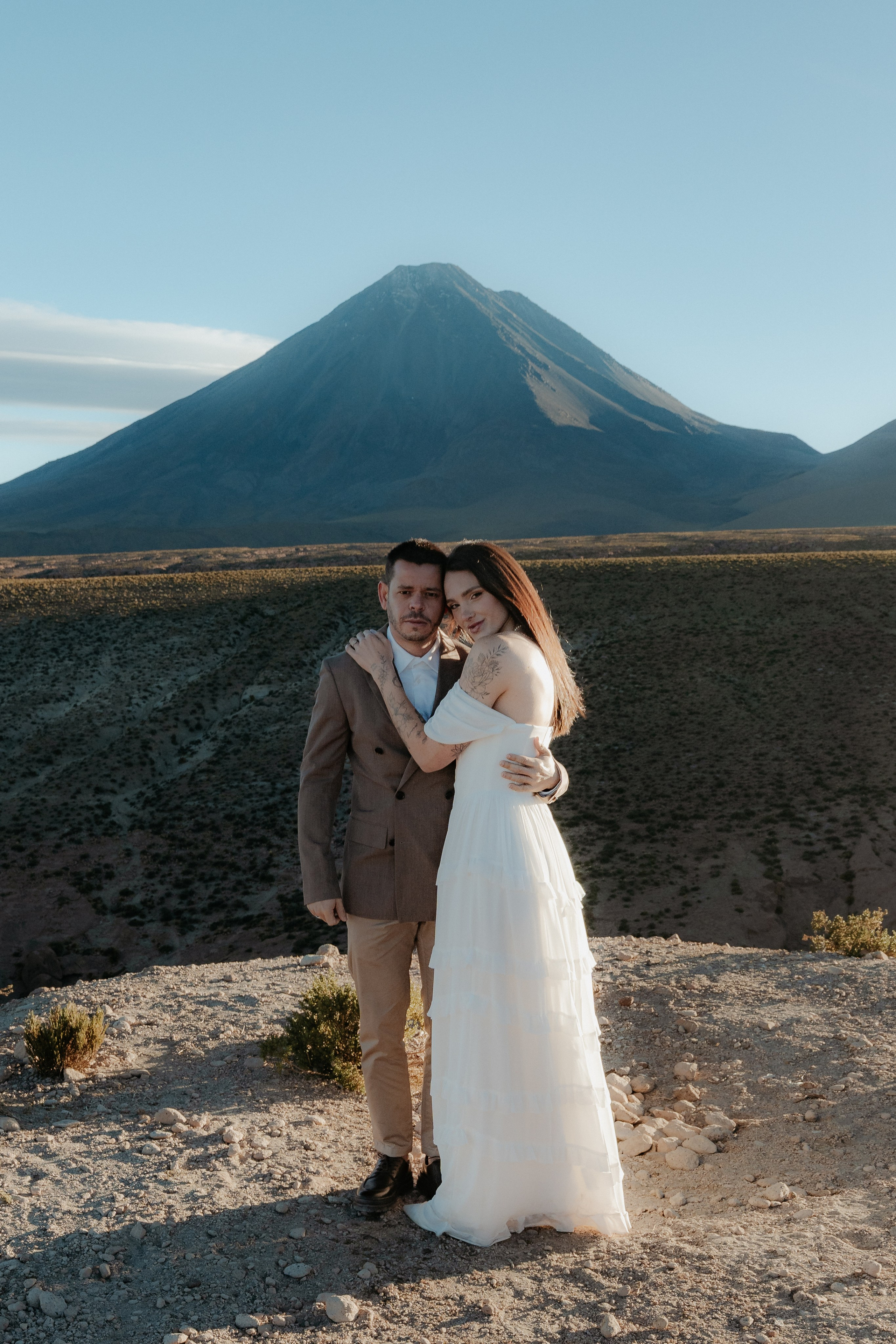 Pre-wedding no mirante do vulcão Licancabur. Photographer in San Pedro de Atacama