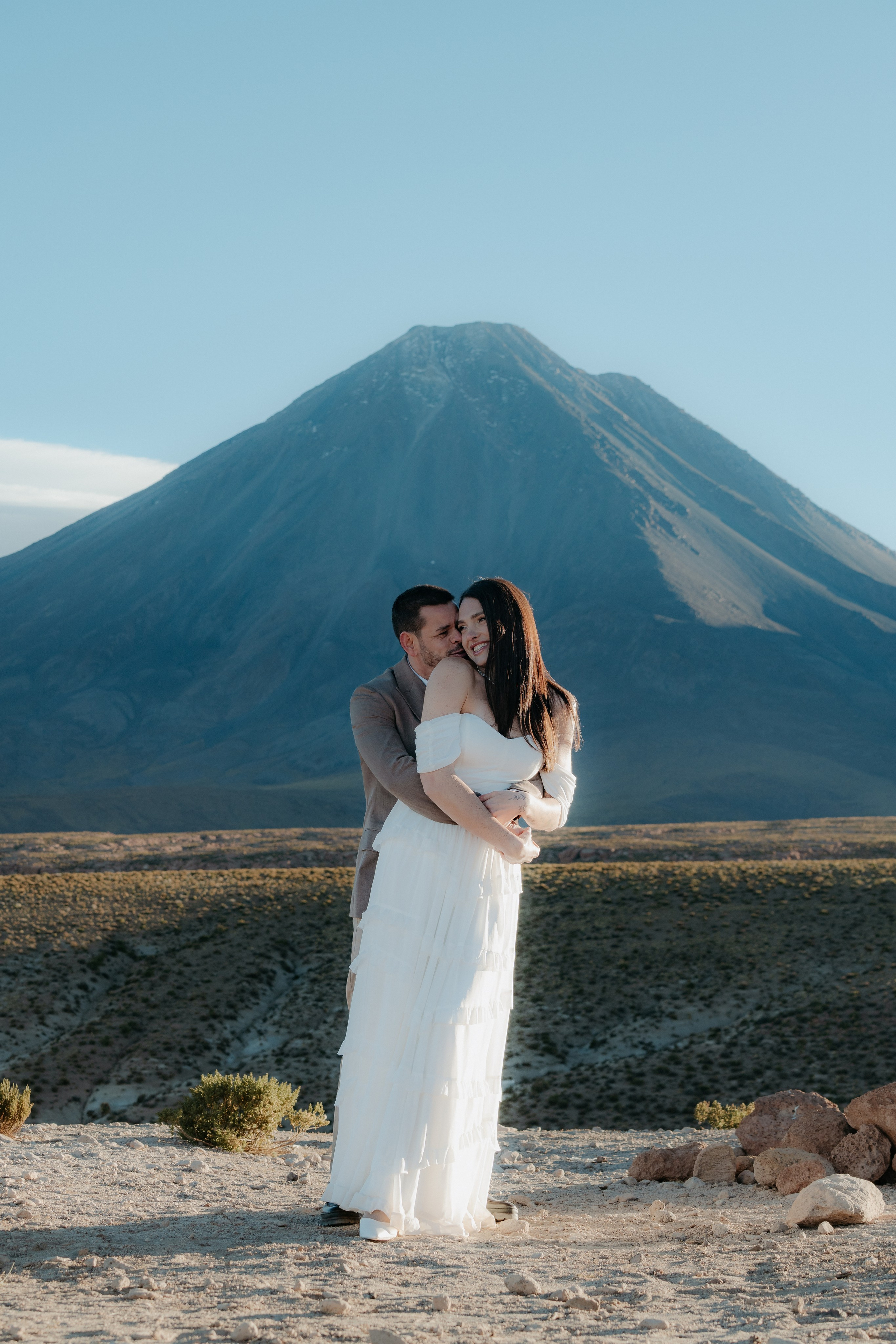 Pre-wedding no mirante do vulcão Licancabur. Photographer in San Pedro de Atacama