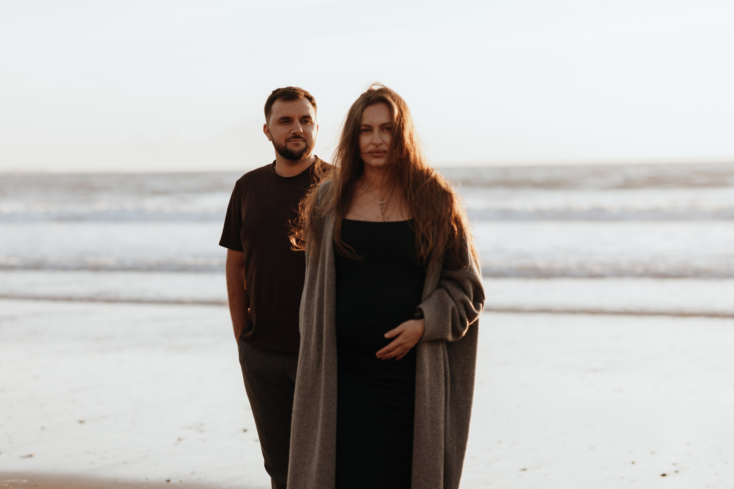 Sunset maternity photoshoot. Annah Louwagie — Lifestyle photographer for couples, families & brands | France & worldwide