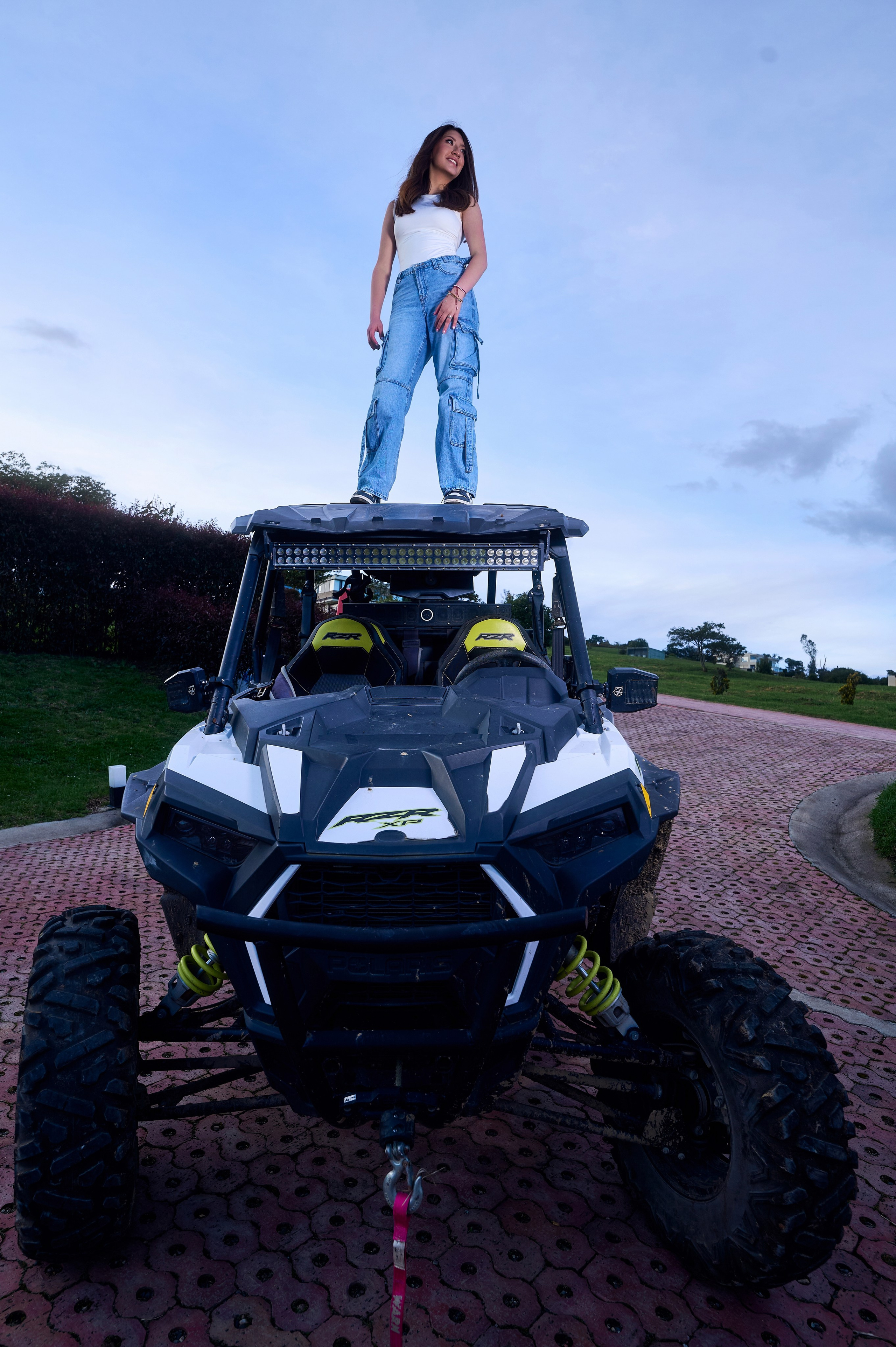 Valentina en el techo del carro Buggy para su sesion de fotos de Pre XV