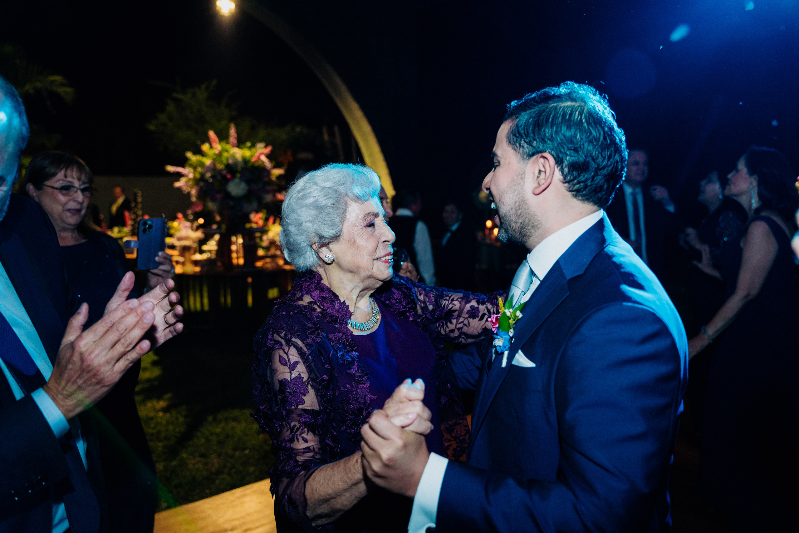 Un vistazo a la fiesta. Fotógrafo de Bodas en Lima | Ronhy Altamirano. Fotografía narrativa y cinematográfica para bodas, quinceañeras y eventos exclusivos