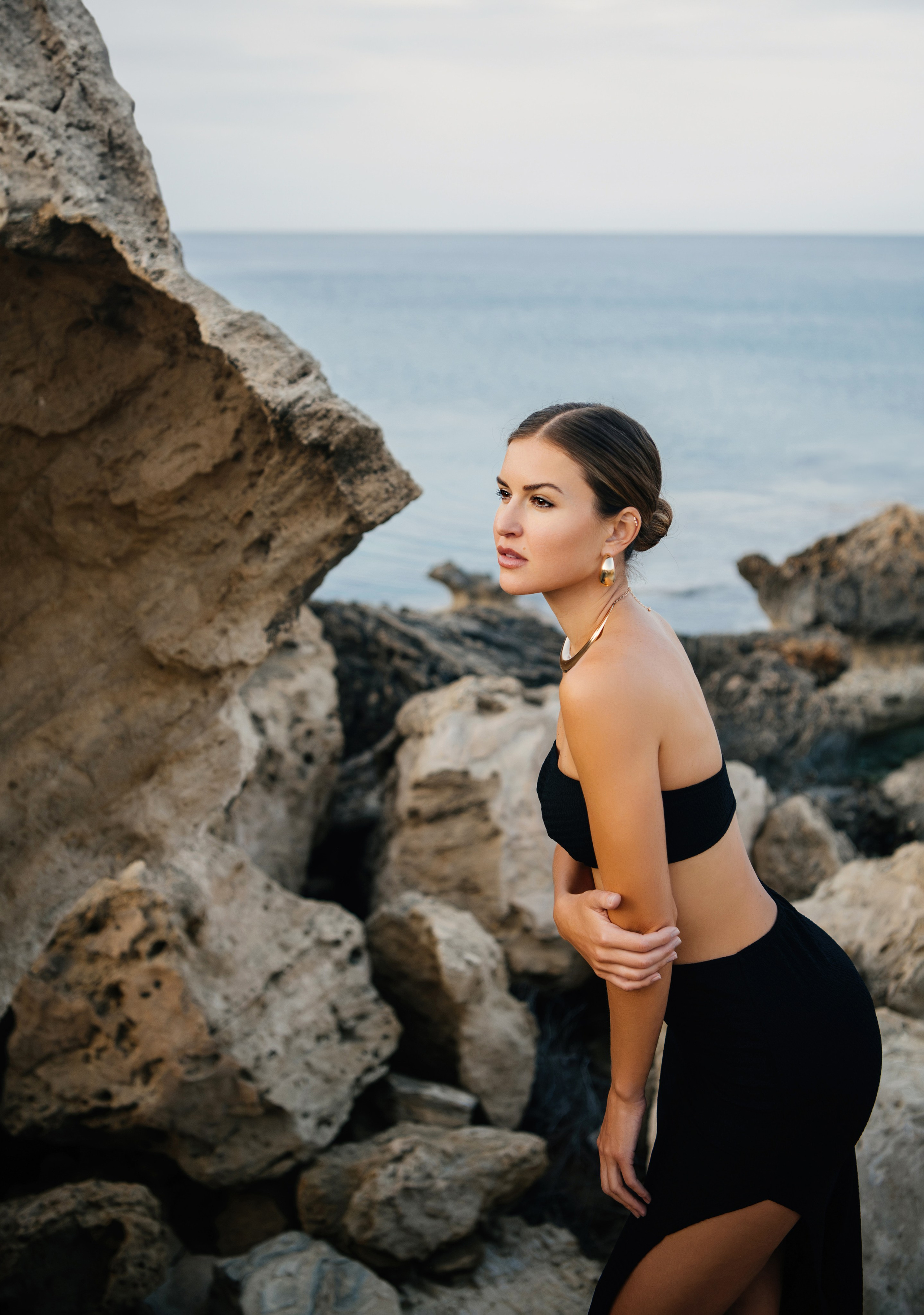 На скалах. Фотограф на Кипре