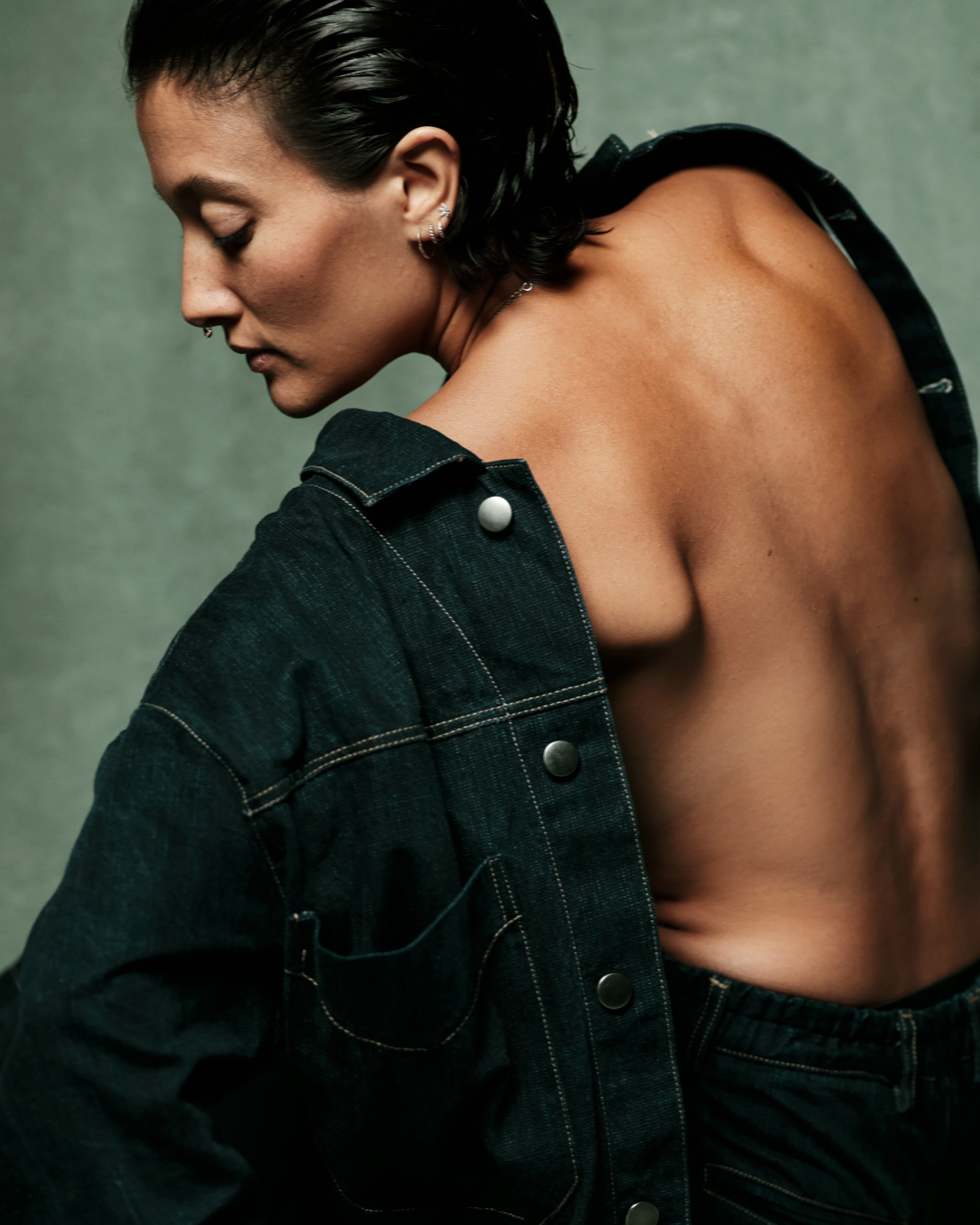 Künstlerisches Rückenportrait einer Tänterin mit offener Jacke – stilvoll & sinnlich
