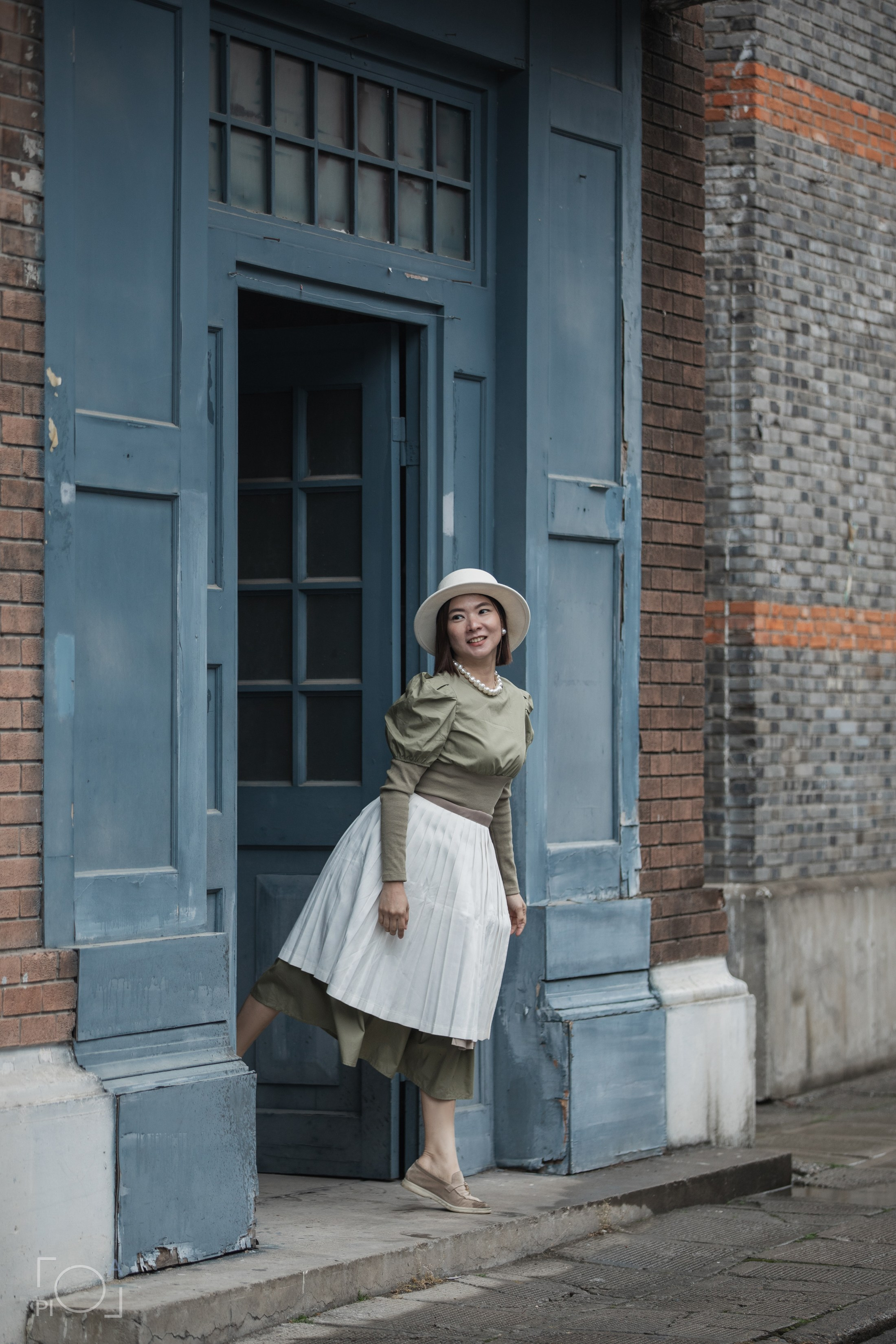 Shanghai 1930s retro photo shoot at Shanghai photo studio. Family photo shoot in Chinese retro style. 