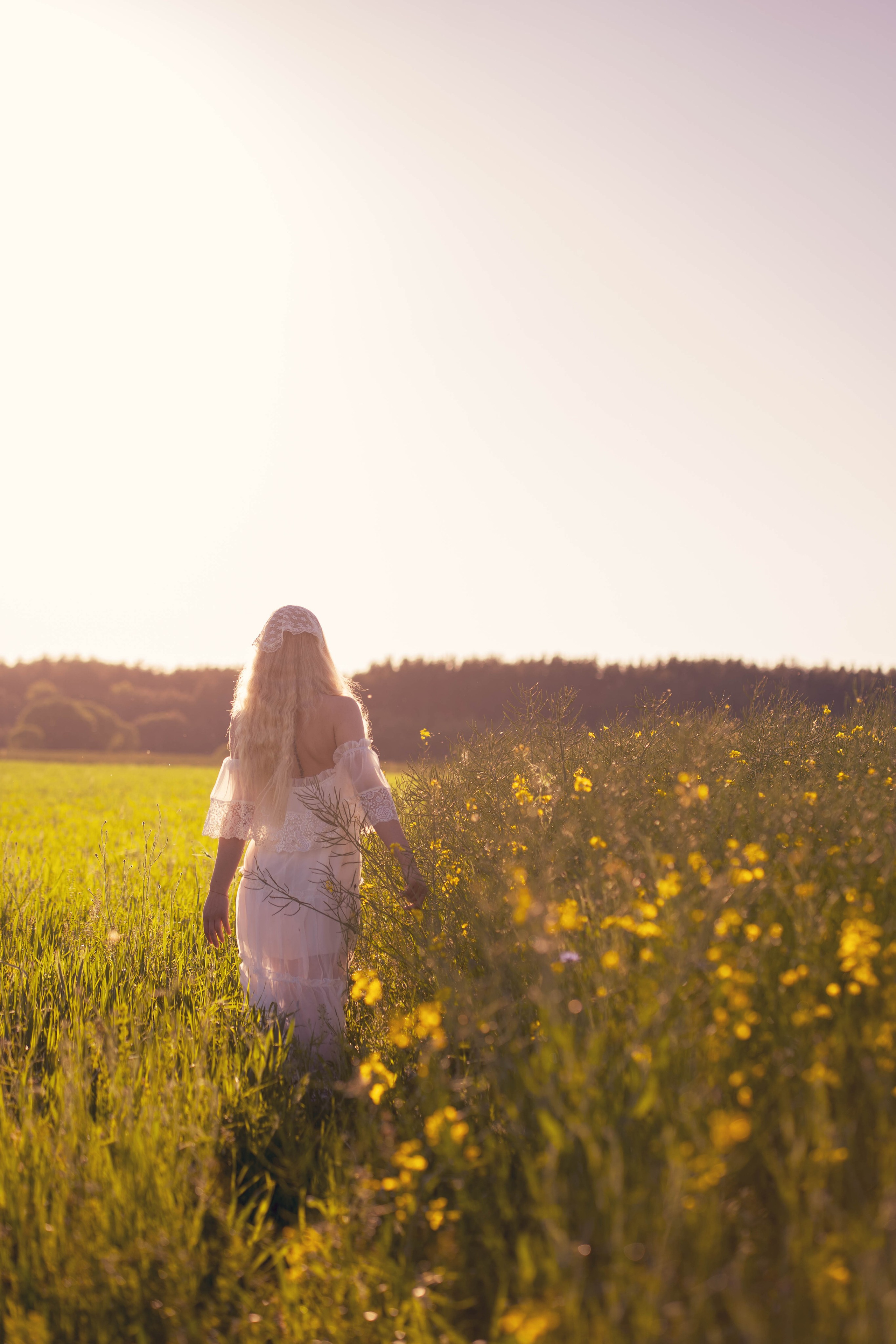 Rapsų laukai su Egle. Fotografija — Olga Bojarin