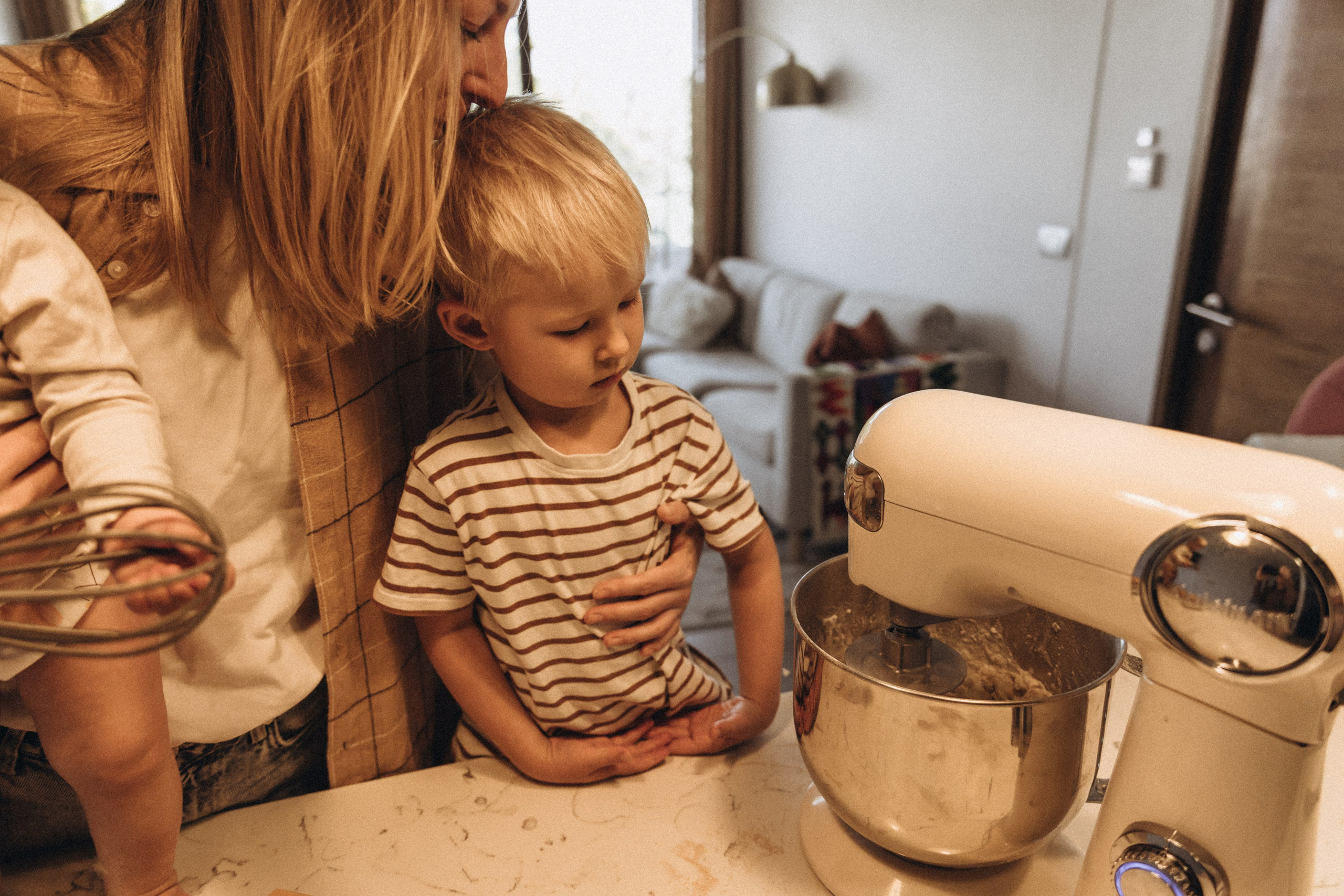 Lifestyle Family Photoshoot at Home — Cozy & Authentic Moments. Photographer in Santiago, Chile Anna Almazova