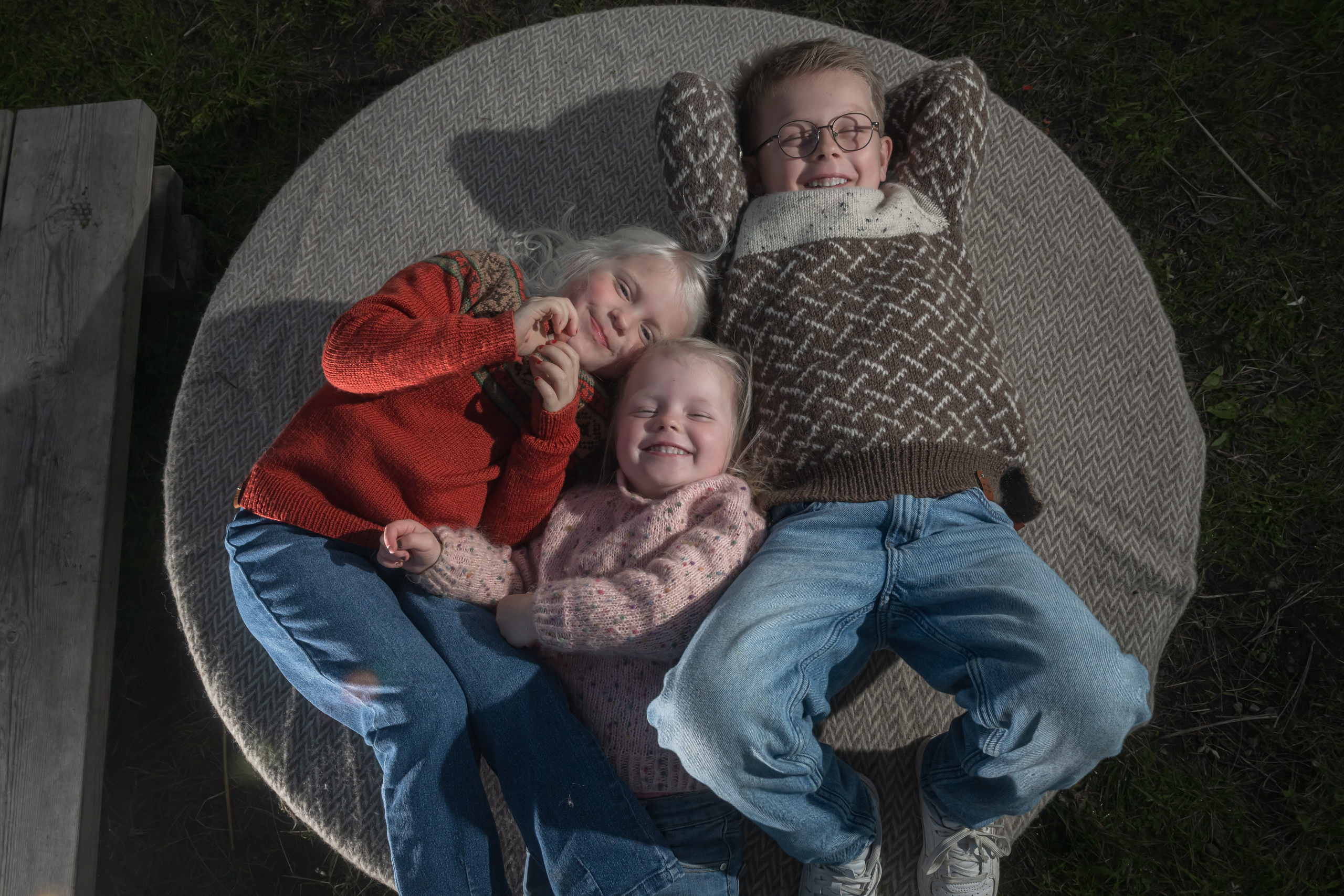 Smilende barn under utendørs fotografering i Ballangen