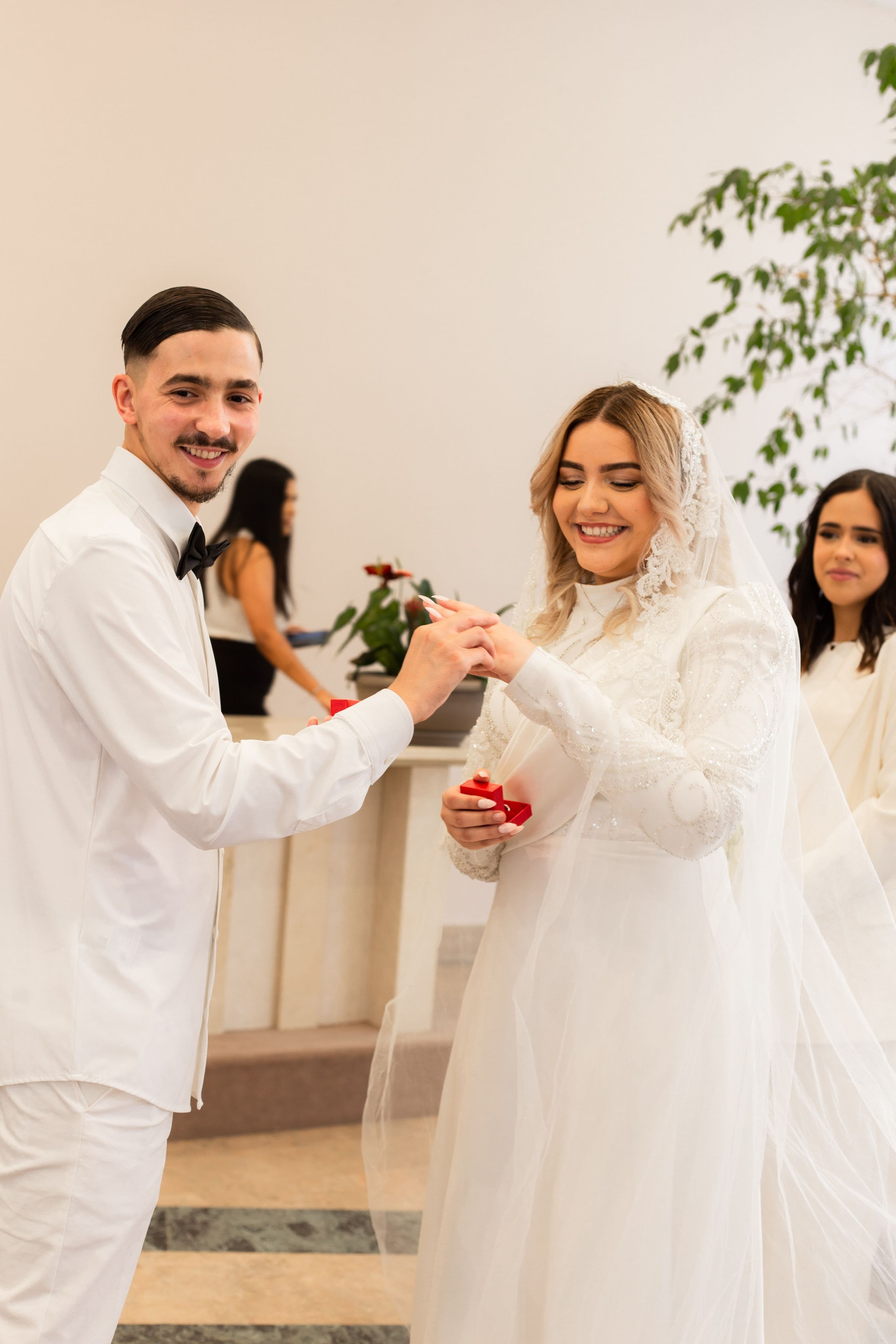 Yassine et Sahra. Studio photo « Partage ton bonheur » – Photographe famille près de Châtellerault, Poitiers et Tours