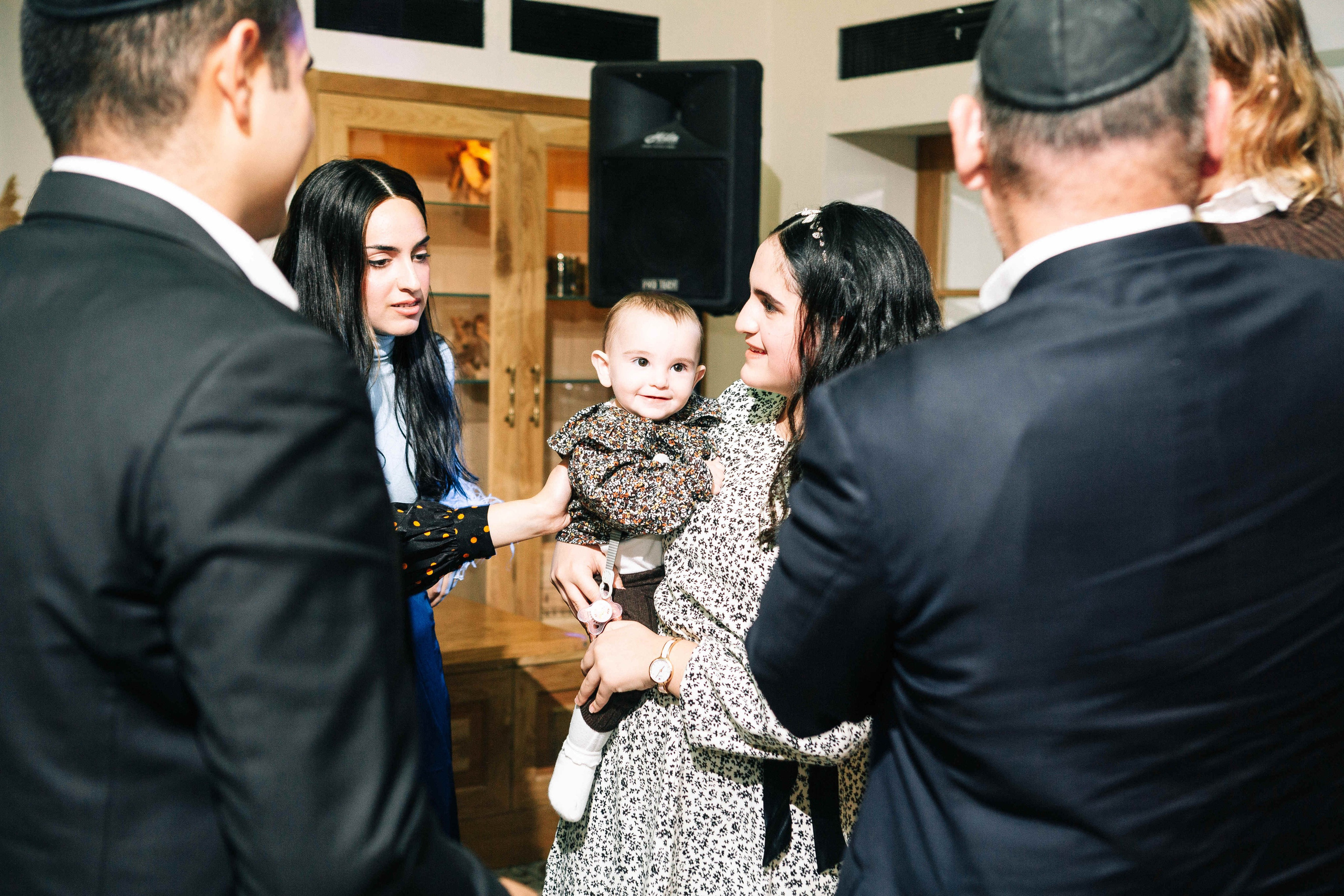 PARTY IN A RESTAURANT WITH THE WHOLE FAMILY. Https://shi-photo.com/