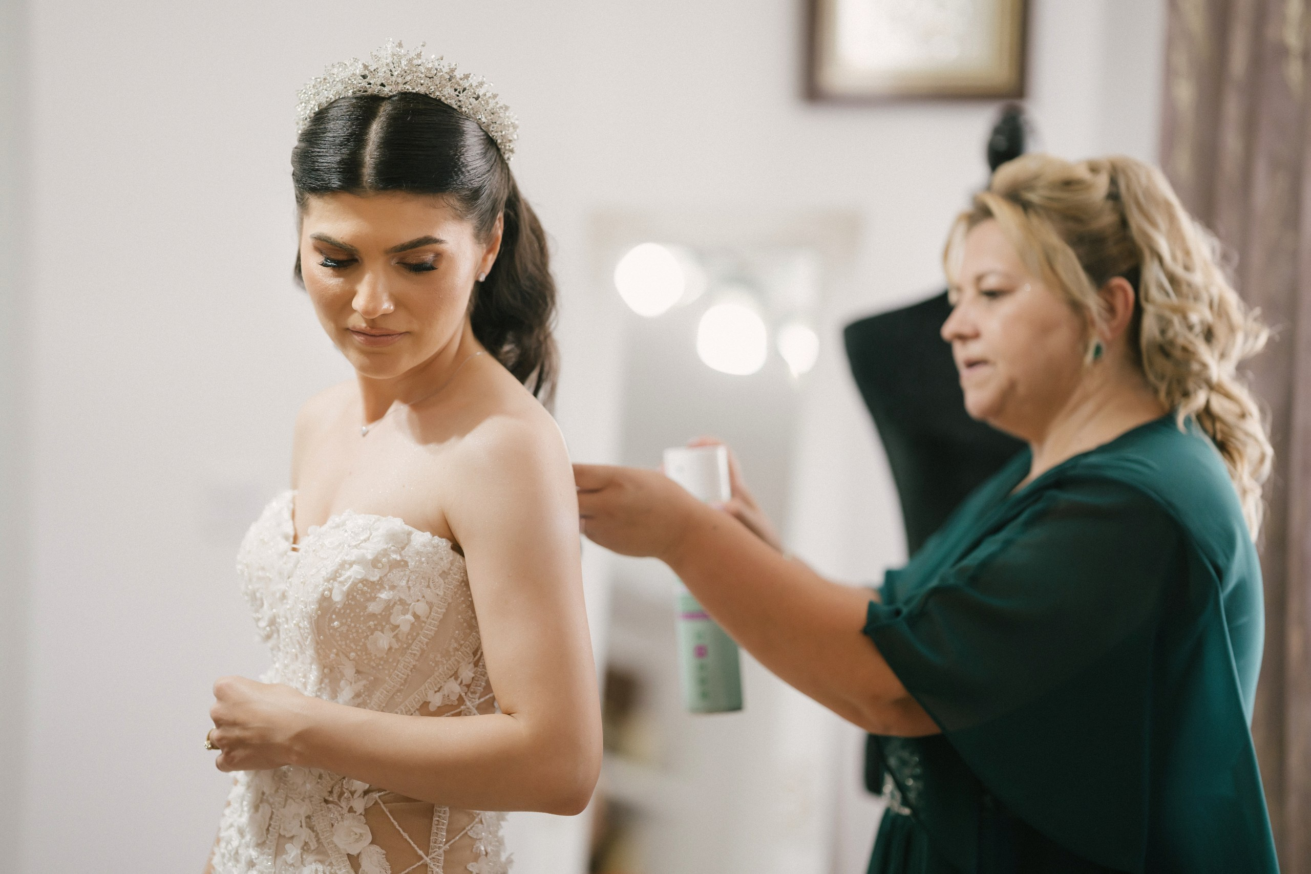 1. Mireasa Adriana în timpul pregătirilor de nuntă în Tudora Botoșani2. Costumul mirelui Ionuț fotografiat artistic în ziua nunții3. Prietenii mirelui la tradițiile de nuntă în Tudora4. Bărbieritul mirelui în cadrul obiceiurilor tradiționale de nuntă5. Fotografii de familie la biserică în ziua nunții6. Portret de familie cu mirii și copilul lor la nunta din Botoșani7. Primul dans al mirilor la Mariage Dor Baisa Botoșani8. Decor elegant de nuntă la Mariage Dor Baisa9. Emoții și tradiții la nunta din Tudora județul Botoșani10. Fotograf profesionist de nuntă în Botoșani surprinzând momente autentice - otograf-nunta-botosanifotograf-evenimente-botosanifotograf-profesionist-botosanifotograf-nunta-tudoranunta-tudora-botosanisedinta-foto-nunta-botosanipoze-nunta-botosanifotografii-nunta-tudorafotograf-cununie-religioasa-botosanibiserica-sfintii-imparati-constantin-si-elena-tudoramariage-dor-baisa-botosanirestaurant-nunta-botosanidansul-mirilor-mariage-dorpregatiri-mire-botosanipregatiri-mireasa-botosanitraditii-nunta-moldovaobiceiuri-nunta-tudorafotograf-familie-nunta-botosaniportret-miri-botosanigalerie-foto-nunta-botosanialbum-foto-nunta-botosaninunta-eleganta-botosaninunta-cu-traditii-botosanifotograf-premium-nunta-botosaniservicii-foto-video-botosanipoveste-de-nunta-botosanifotograf-documentar-nuntafotograf-natural-emotionalmiri-ionut-si-adriananunta-autentica-tudora -otograf-nunta-botosanifotograf-nunta-tudoranunta-tudora-botosanifotograf-evenimente-botosanifotograf-profesionist-botosaniservicii-foto-video-botosanigalerie-foto-nunta-botosanialbum-foto-nunta-botosani - nunta-autentica-botosaninunta-cu-traditii-botosanipoveste-de-nunta-botosanifotografii-emotionante-nuntamomente-autentice-nuntafotografie-documentara-nuntafotograf-natural-nunta- pregatiri-miri-tudorabiserica-tudora-botosanicununie-religioasa-tudoramariage-dor-baisa-botosanipetrecere-nunta-botosanivalsul-mirilor-botosani - alino-foto-studio-botosaniionut-si-adriana-nunta-tudorafotograf-alin-chirila-botosani