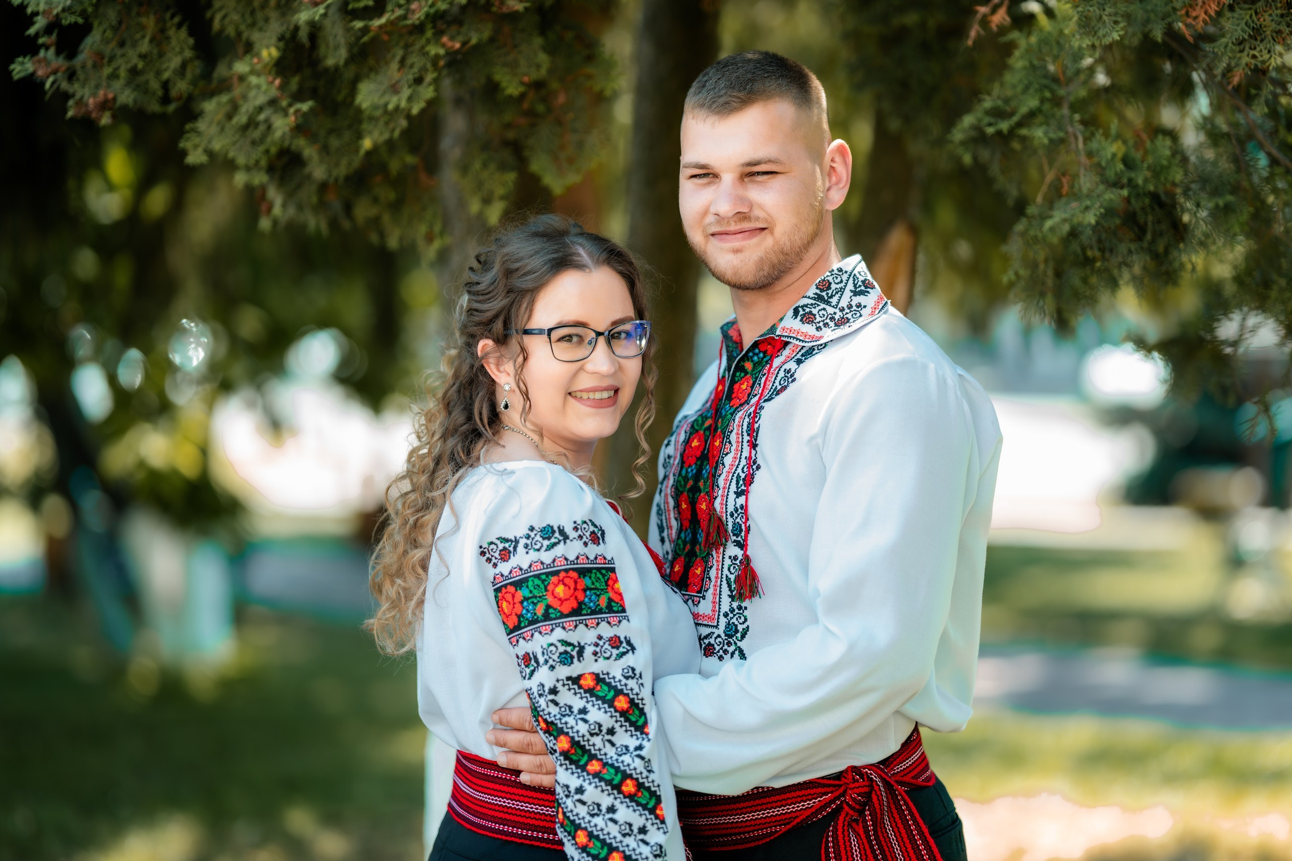 Fotograf stare civilă Siret – Andrei & Andreea în ie tradițională din Bucovina | AlinoFotoStudio