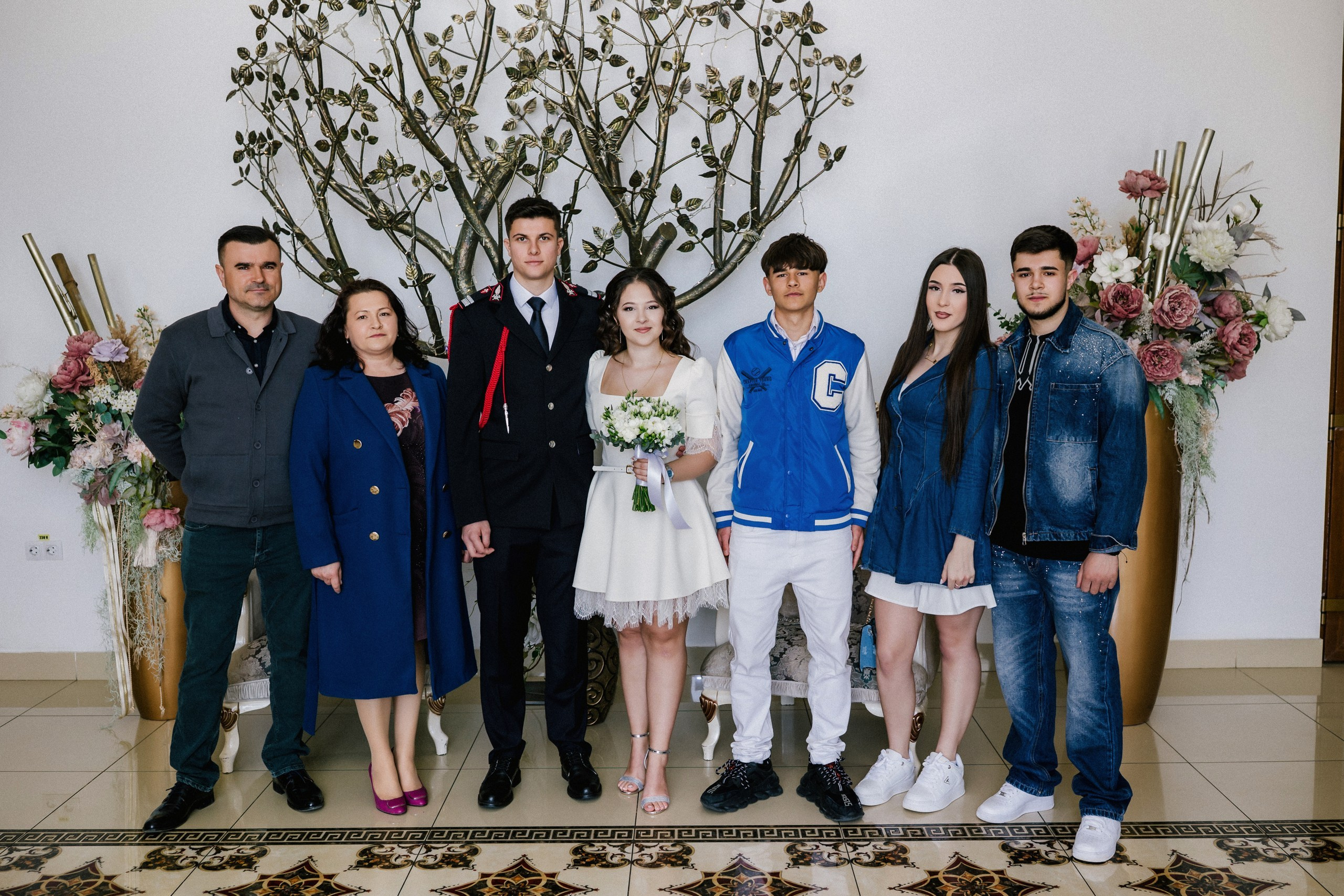 Povestitor prin fotografie - Fotograf nuntă Botoșani  – Alin Chirilă -* Gabriel și Denisa la starea civilă în Unțeni Botoșani, fotografie de cuplu pe scări elegante, Alin Chirilă fotograf* Mire și mireasă după cununia civilă în comuna Unțeni Botoșani, ședință foto realizată de AlinoFotoStudio* Fotograf stare civilă Botoșani, Gabriel și Denisa privindu-se cu drag pe scările locației de eveniment* Cuplu proaspăt căsătorit la cununia civilă Unțeni, fotografie romantică realizată de Alin Chirilă fotograf* Gabriel și Denisa după ceremonia civilă, ședință foto la Restaurant Luceafărul Popas Cucorăni* Fotograf evenimente Botoșani, stare civilă Unțeni, mire și mireasă în cadru elegant și luminos* Mire în uniformă și mireasă cu buchet alb, fotografie de nuntă civilă în județul Botoșani* AlinoFotoStudio portret de cuplu la stare civilă, Gabriel și Denisa în ziua logodnei civile* Fotograf cununie civilă Botoșani, moment romantic surprins la Popas Cucorăni Luceafărul* Gabriel și Denisa și-au spus da la Unțeni Botoșani, amintiri fotografice naturale și elegante* Mireasă cu păr ondulat și mire în uniformă militară, fotografie de cuplu la stare civilă* Alin Chirilă povestitor prin fotografie, cununie civilă Gabriel și Denisa în Botoșani* Ședință foto de stare civilă Botoșani, cuplu pe scări decorative într-un cadru rafinat* Fotograf nuntă și stare civilă Suceava Botoșani Iași, Gabriel și Denisa în ziua cea mare* Imagine romantică de la cununia civilă Unțeni, mire și mireasă zâmbind unul către celălalt, fotograf uvertura mall Botoșani, fotograf mall- servicii foto- video Botoșani 