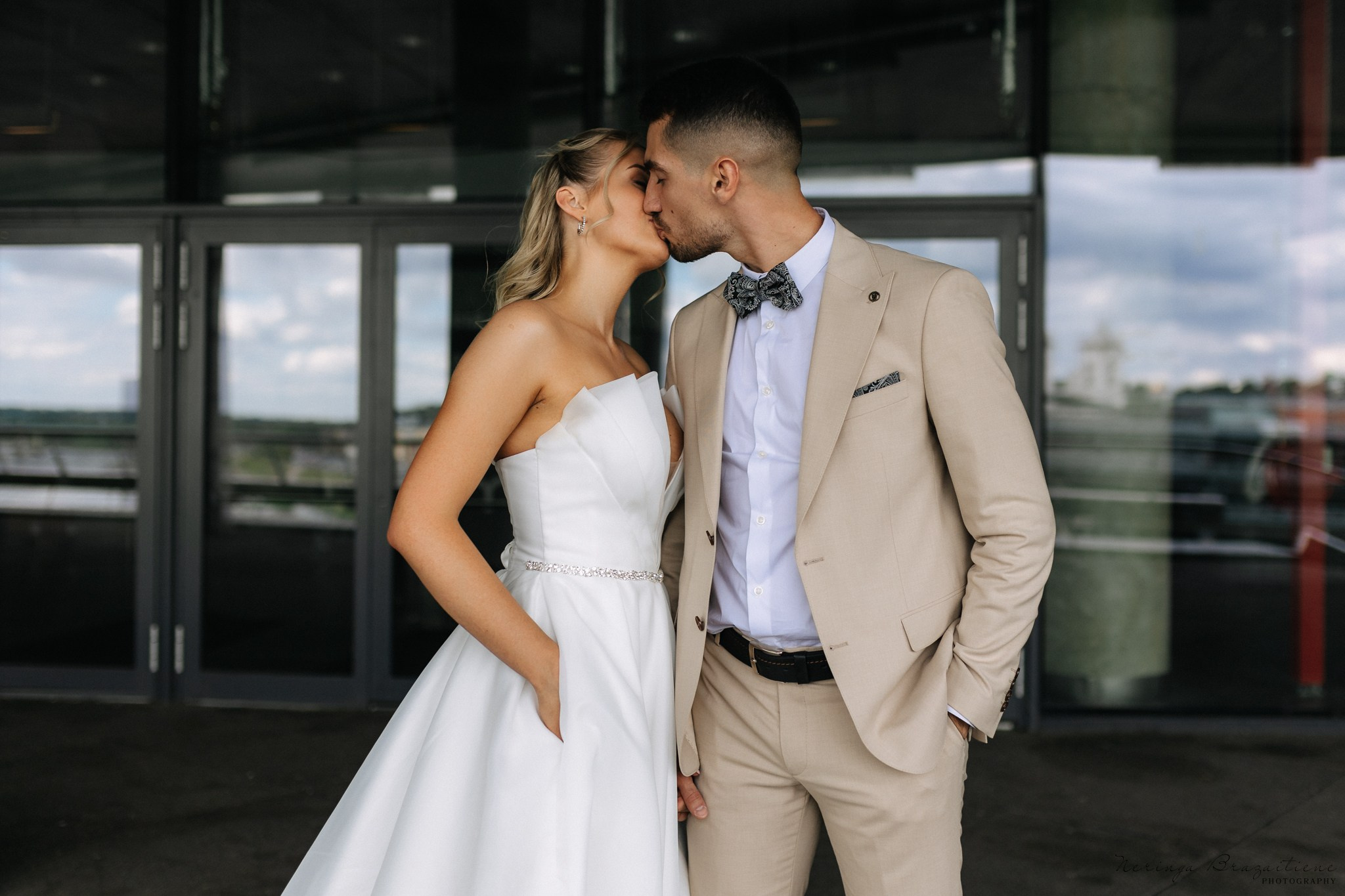 Vestuvinė fotosesija Kaune, Vienybės aikštėje, prie Lietuvos banko