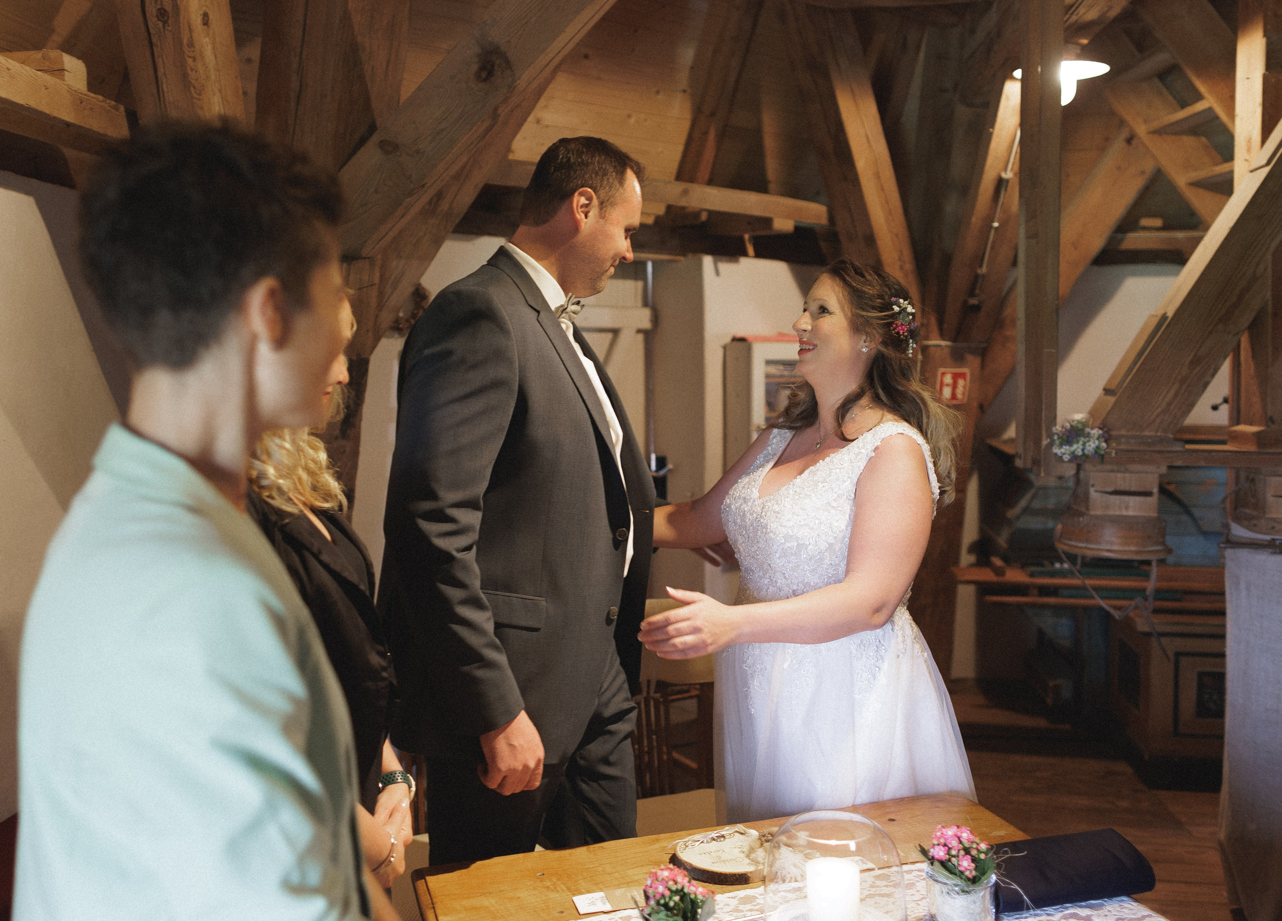 Hochzeitsfotografie an der Windmühle Eyendorf | Historische Romantik in Niedersachsen. Hochzeitsfotograf und Hochzeitsvideograf aus Hamburg | Roka21Film